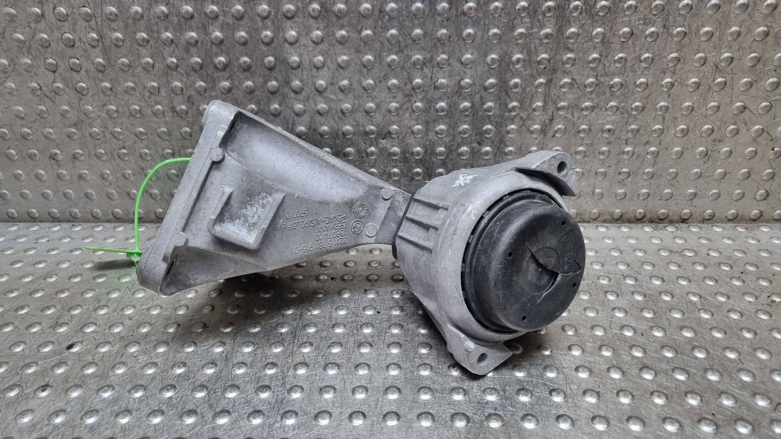 holder engine mount right 6781916 6773743 BMW E87 E90 E91 E92 2.0 N47
