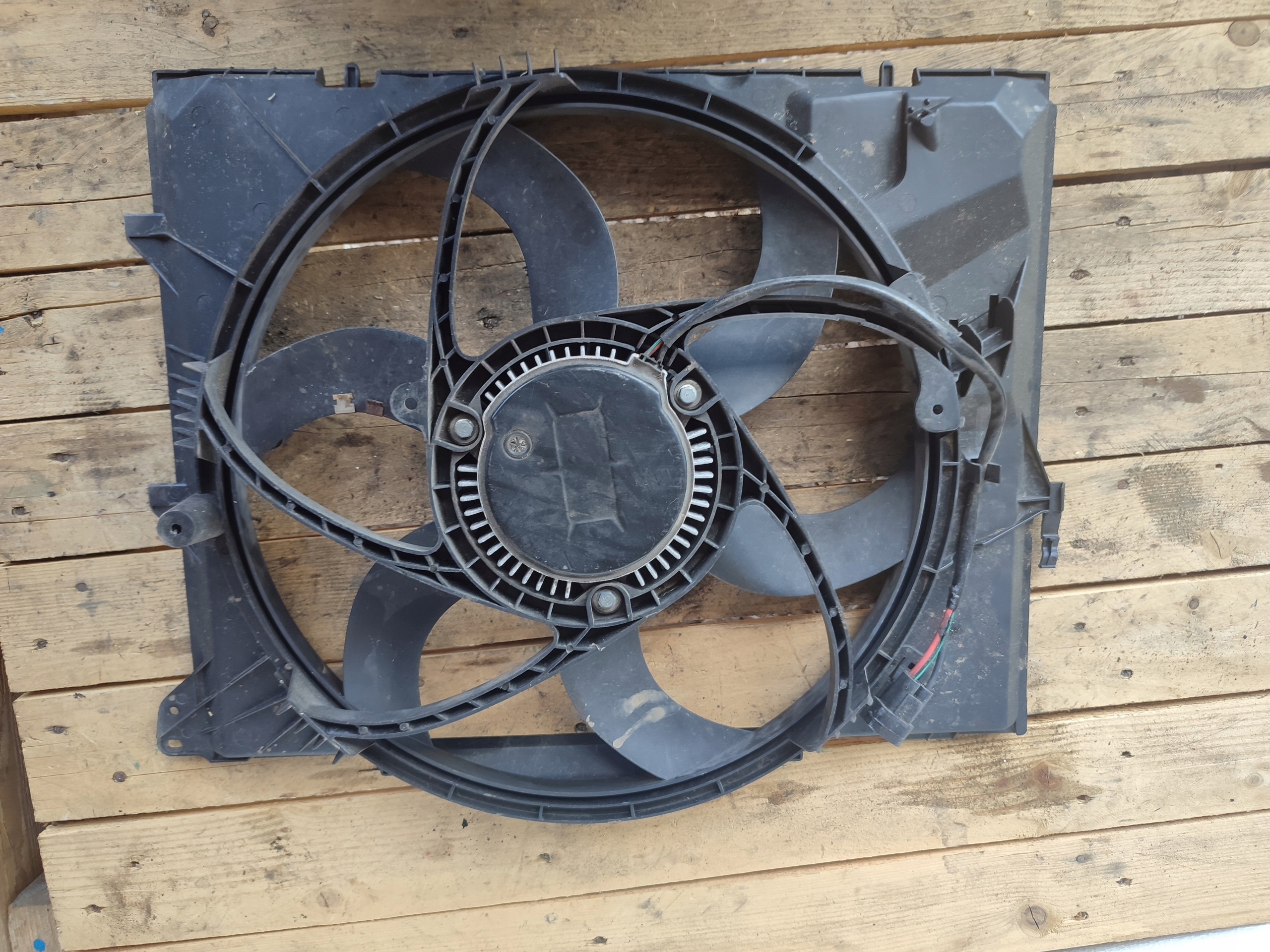 ventilátor chladiče BEHR HELLA BMW E90 E87 8EW351043-251