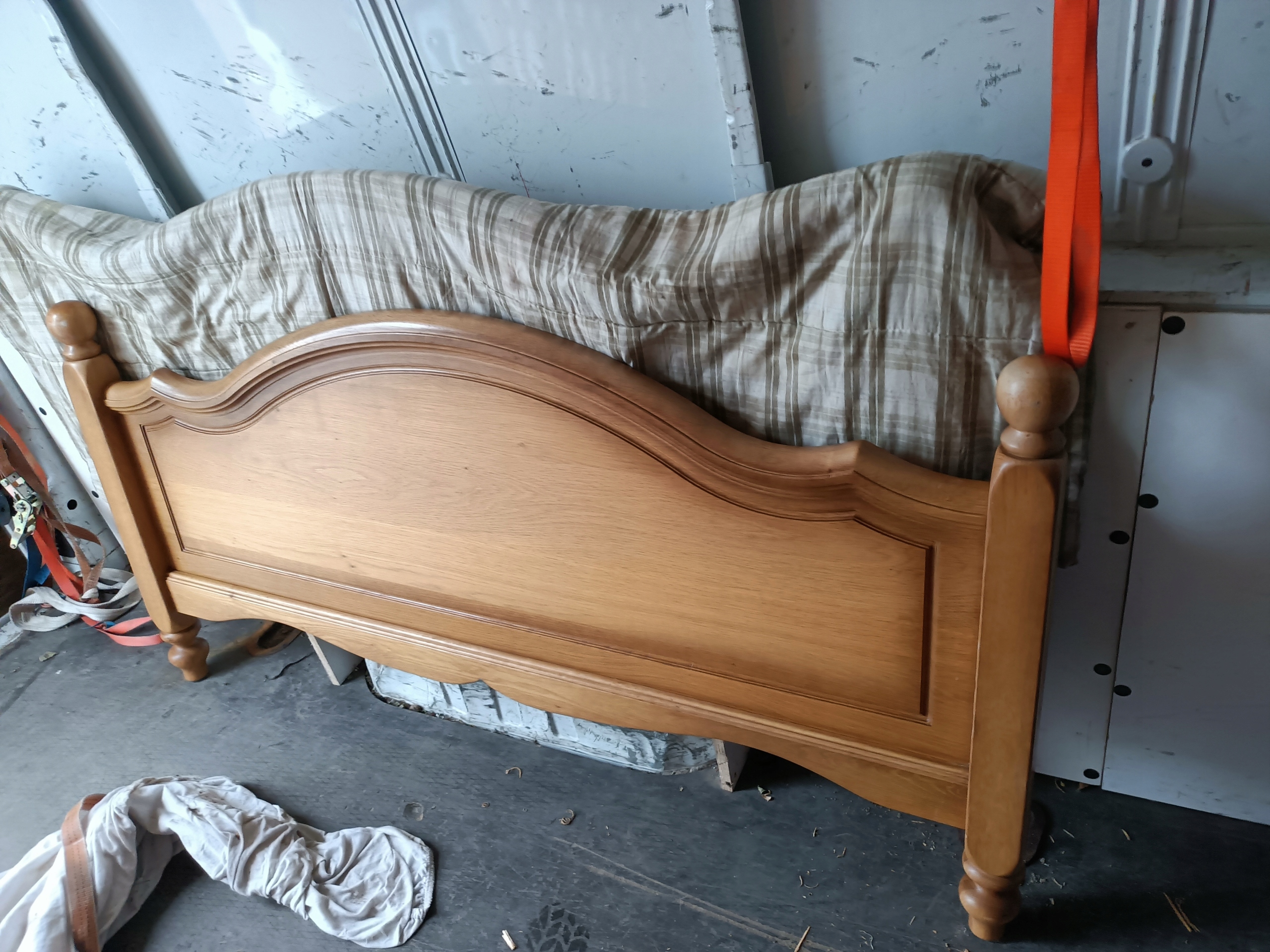 Piękne jasne dębowe łóżko