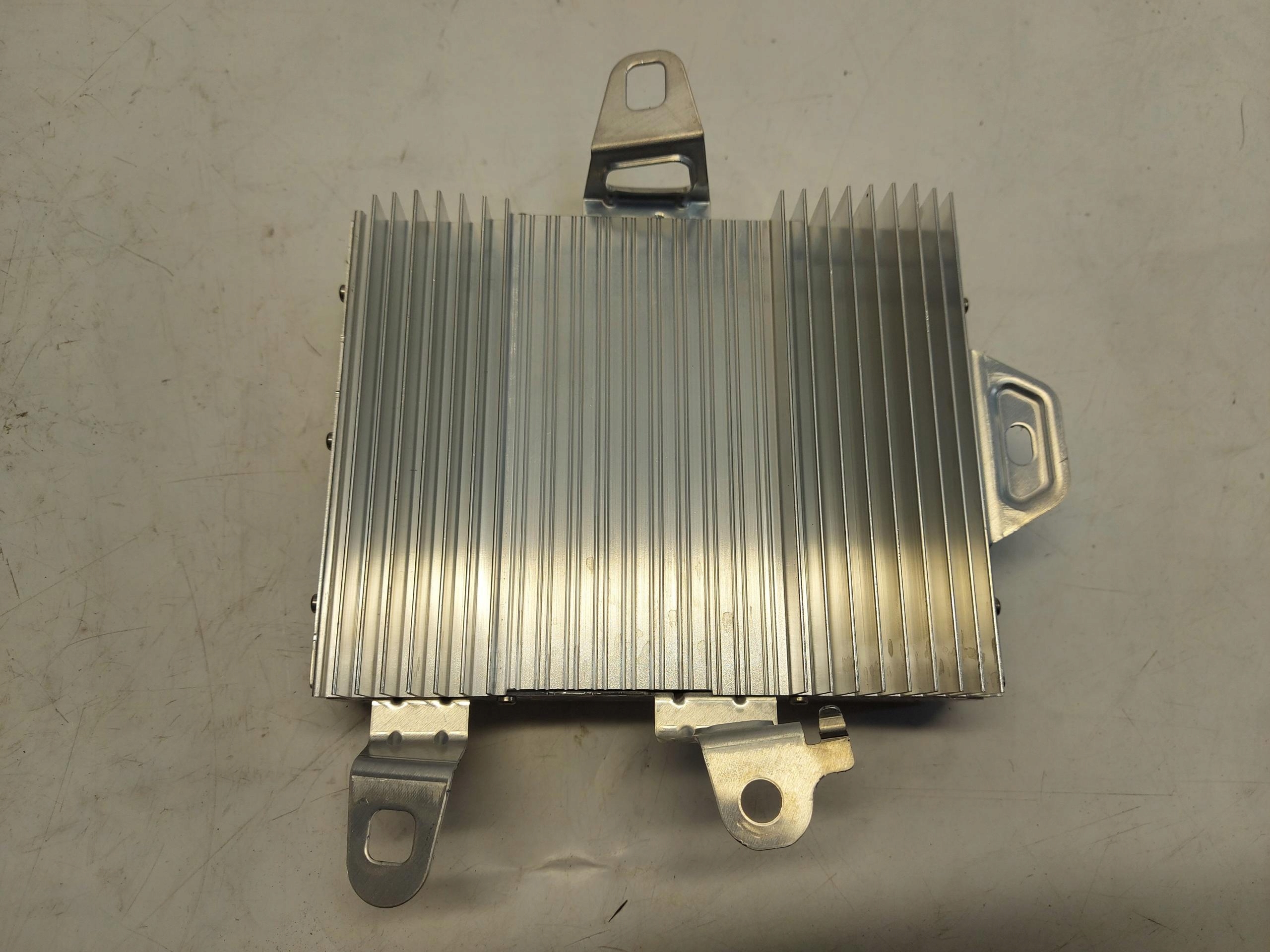 TESLA MODEL Y 2024r amplifier speakers running board 1507152-01-B