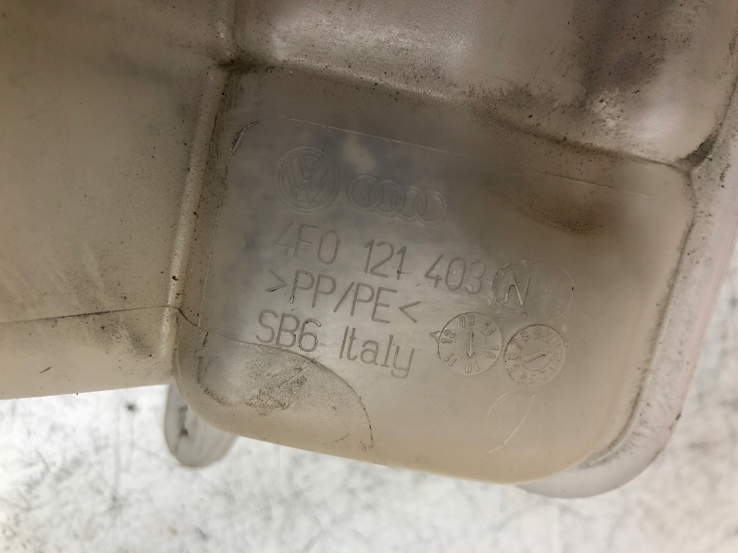 Réservoir eau AUDI A6 C6 LIFT 4F0121403N