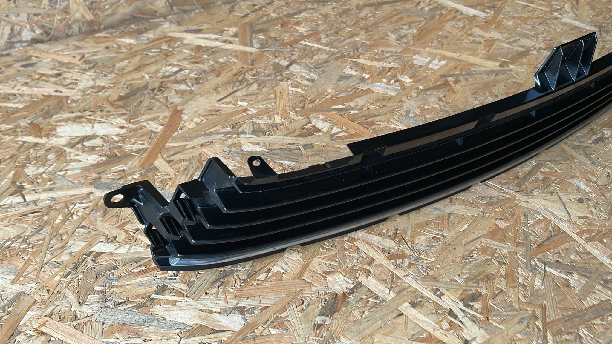 grid of a bumper central front front TOYOTA AURIS II 15-18