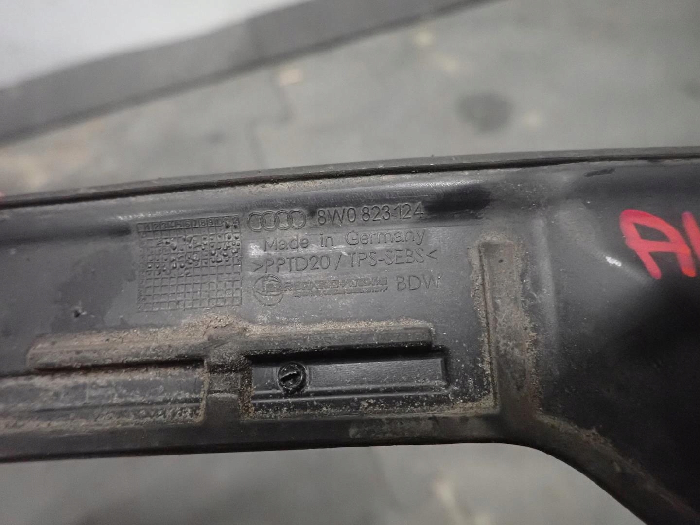 JOINT DU CAPOT AUDI A4 B9 8W0823124 2015