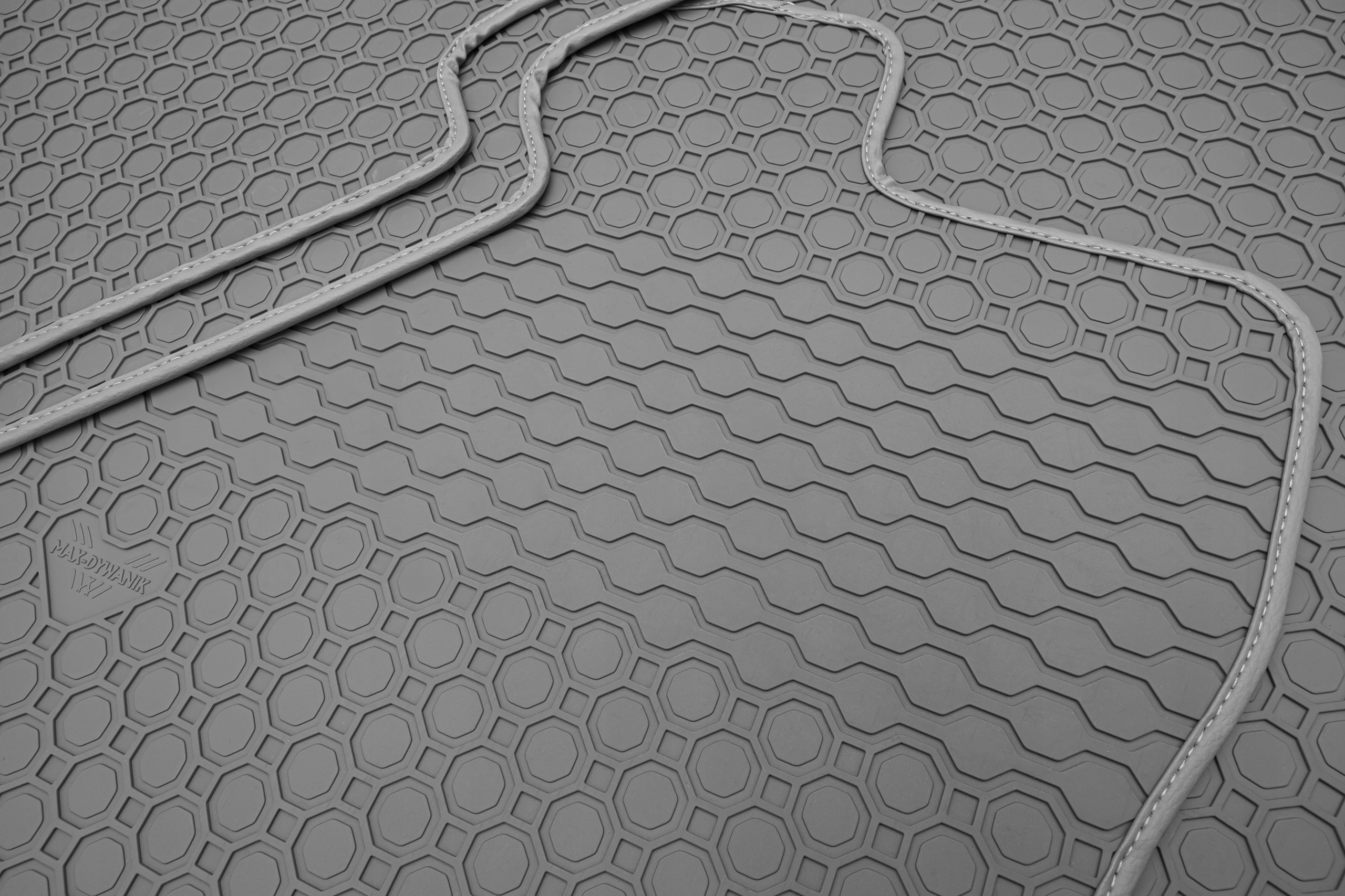 Mercedes C-klasa W201 1982-1993 Dywaniki gumowe Numer katalogowy producenta 104539620300