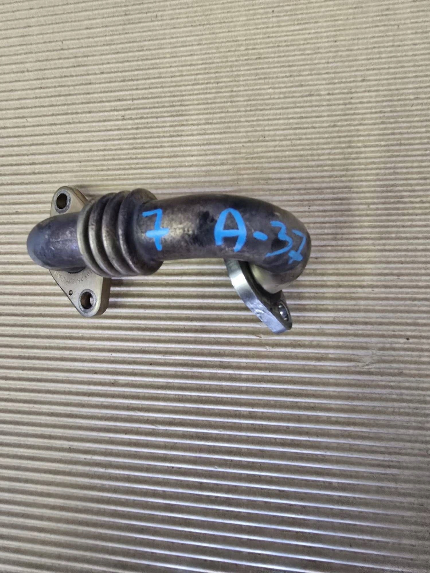 Volkswagen PASSAT 1.6 2.0 TDI Przewód / Rura chłodnicy spalin EGR