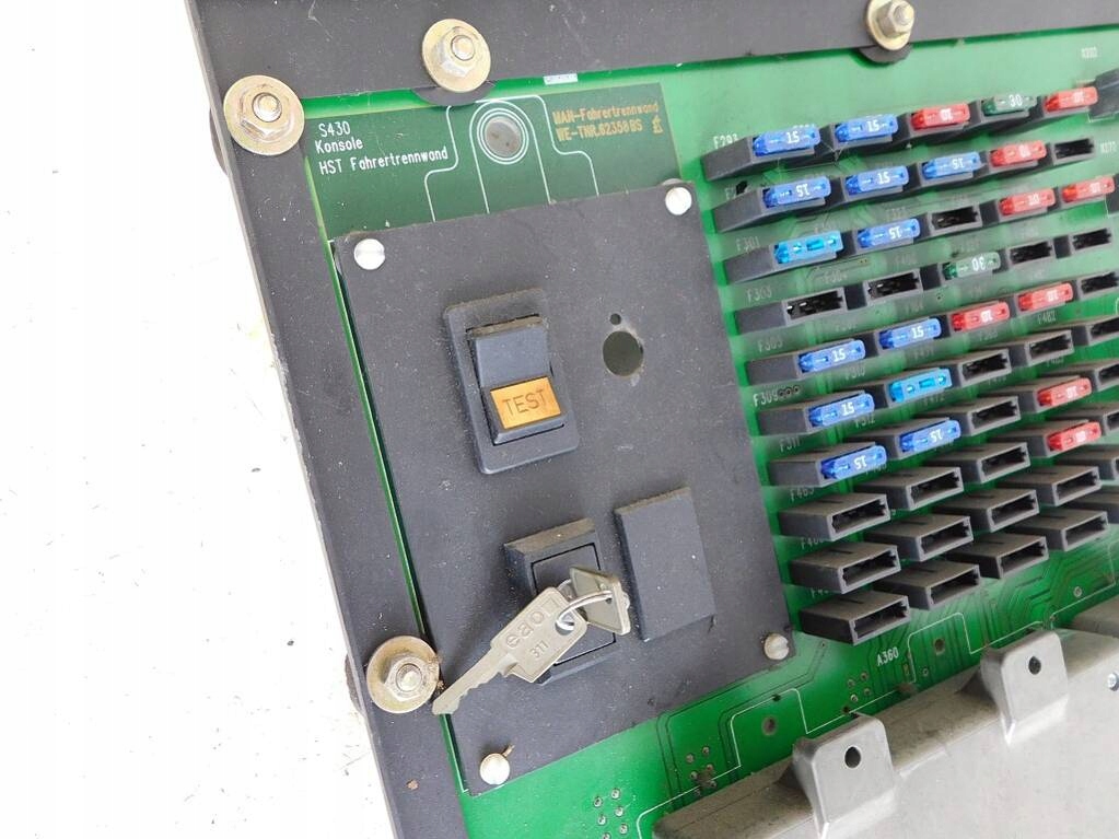 MAN NG 363 (A23) 360KM SKRZYNKA BEZPIECZNIKÓW Typ samochodu Autobusy