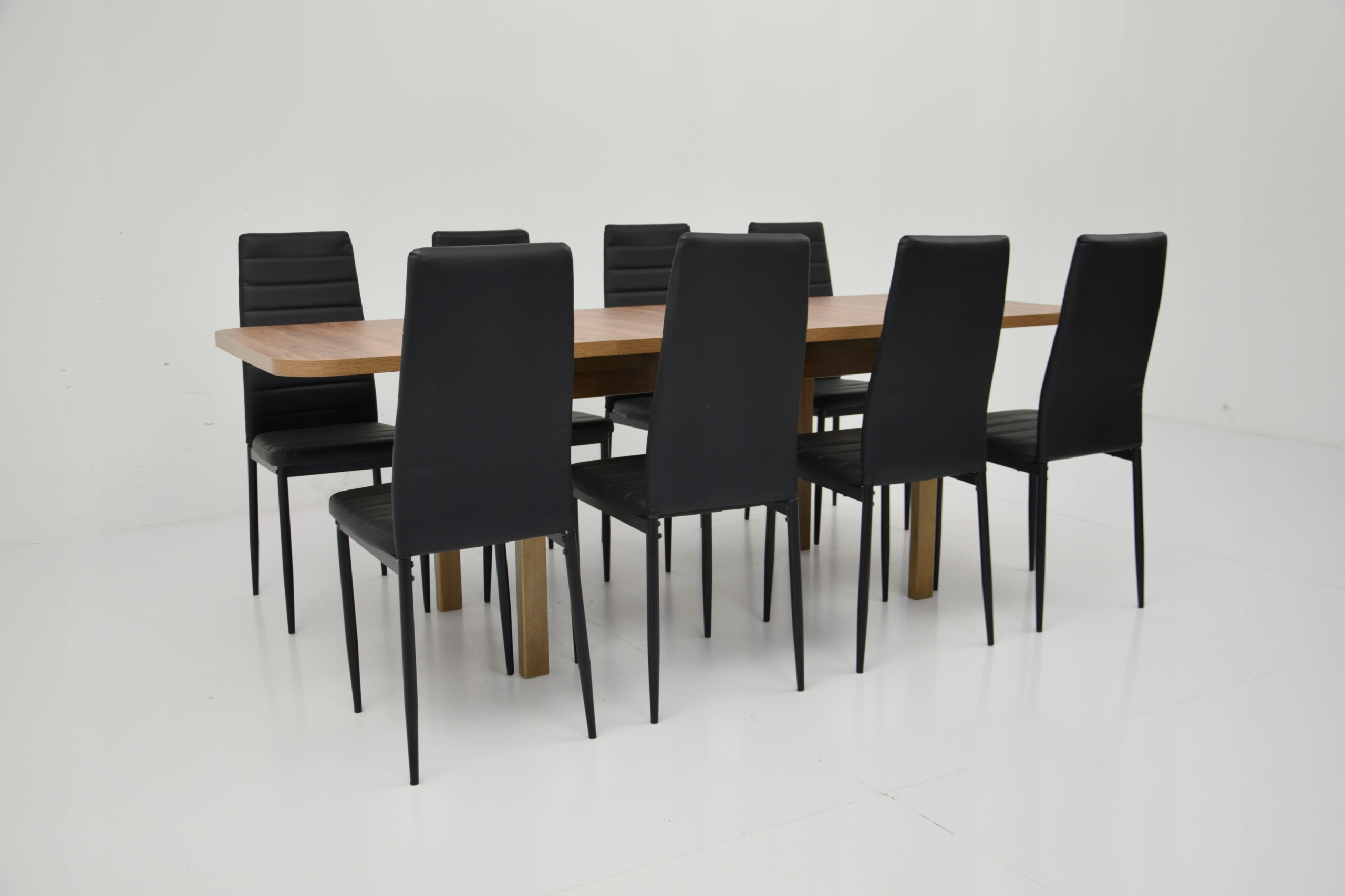 8 czarnych krzeseł i klasyczny stół 80x140/220 Kształt blatu prostokątny