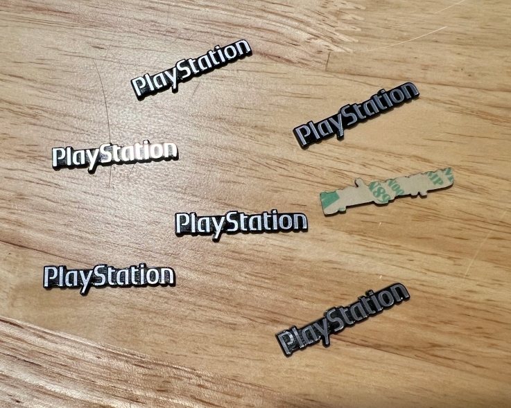 Naklejka Emblemat Logo PLAYSTATION srebrna 32x7mm Kod producenta Technics LOGO SREBRNE