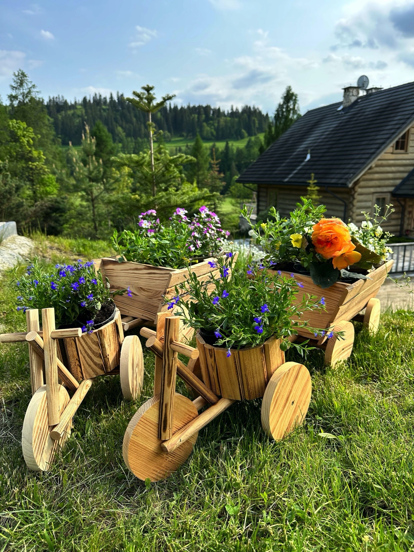 Kwietnik drewniany ŚWIĄTECZNY NA PREZENT stojący donica boho SARNA tik Maks. szerokość 25 cm