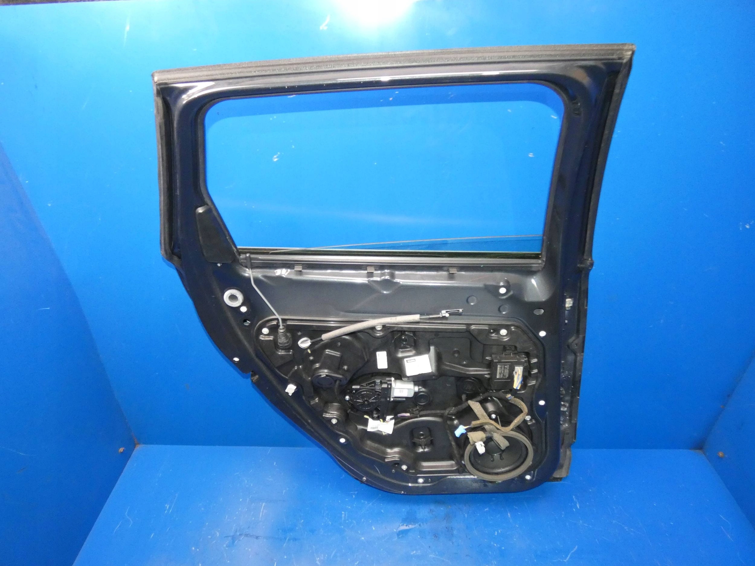 VOLVO XC60 and door left rear part rear. left complete 492-46