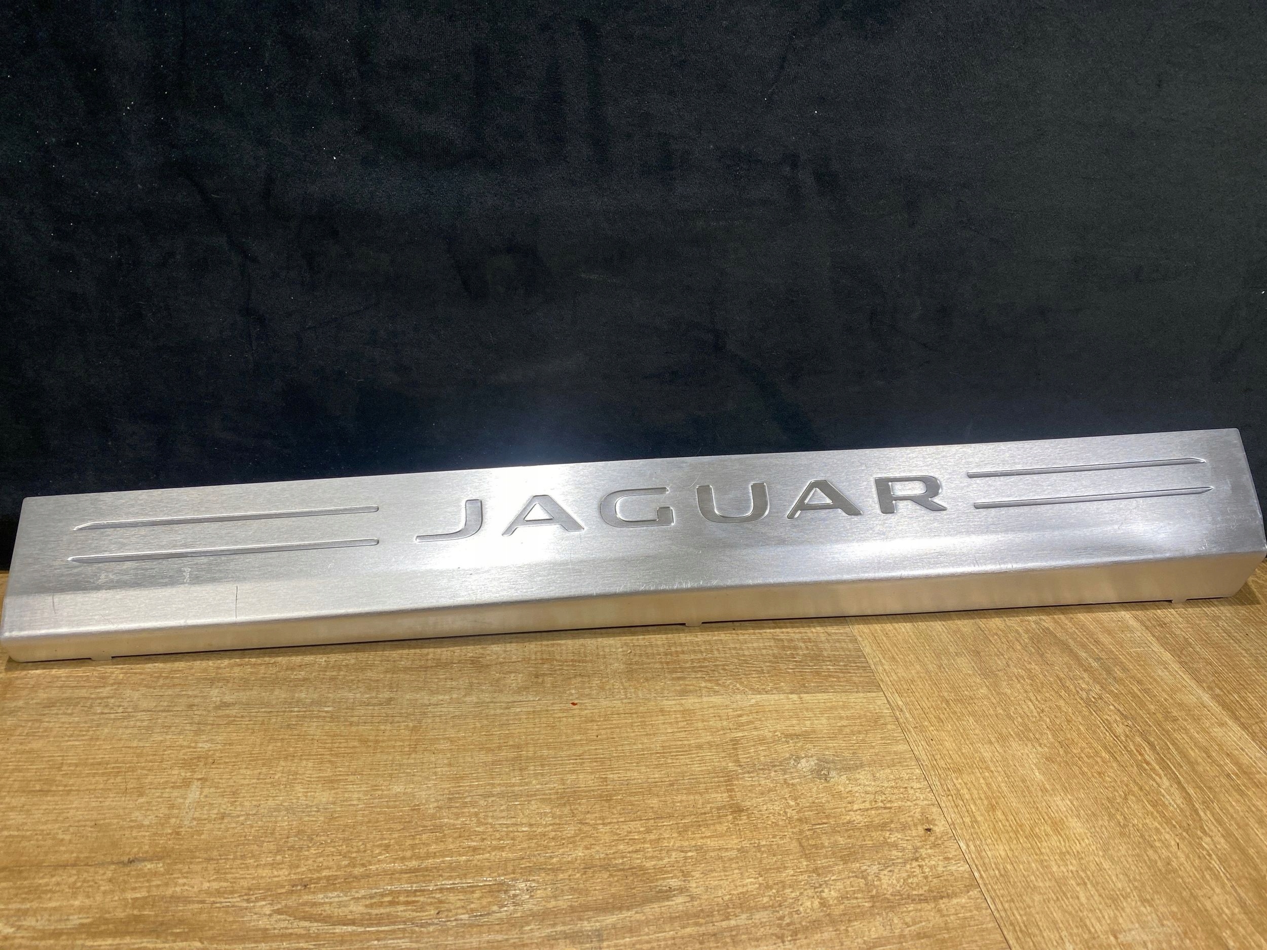 NAKŁADKA LISTWY PROGOWEJ PRAWA JAGUAR F-TYPE