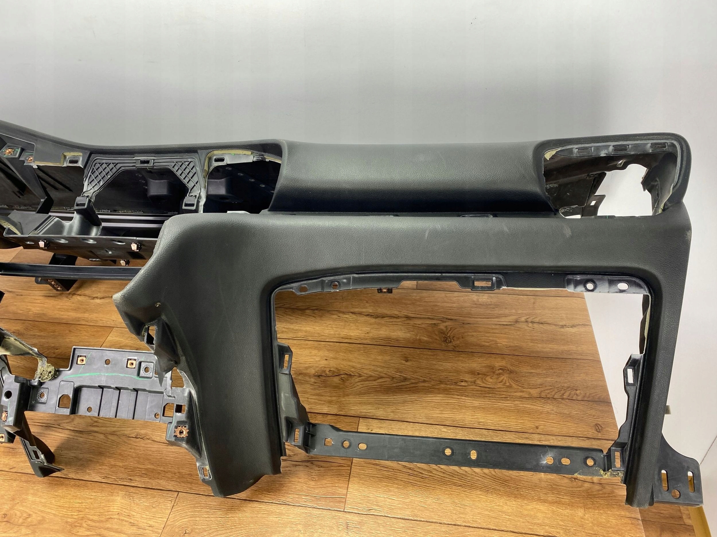 console dashboard instrument panel Ford Explorer VI 2020+ USA