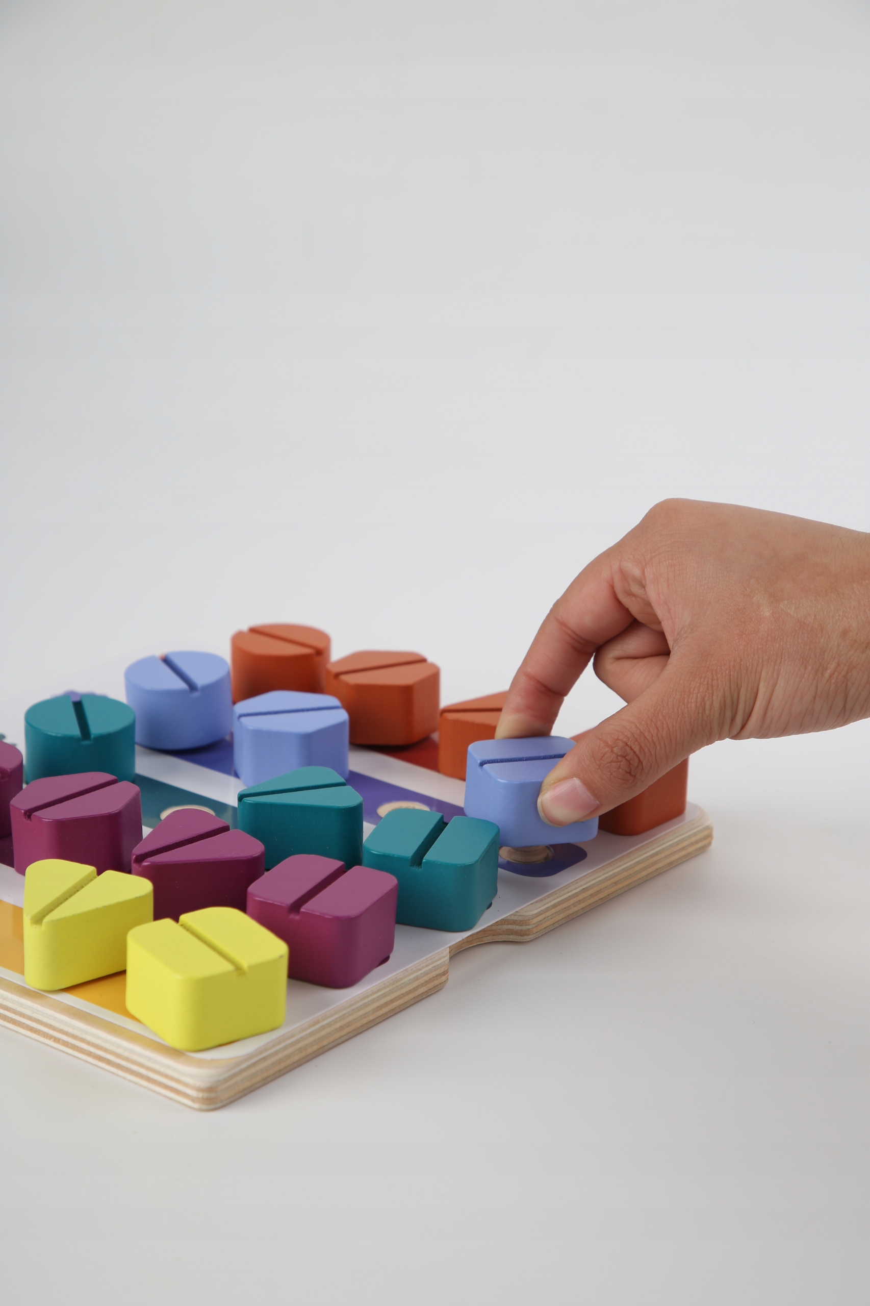 DREWNIANA UKŁADANKA DO WKRĘCANIA MONTESSORI ŚRUBKI WKRĘTY 3D Kod producenta DHDL01