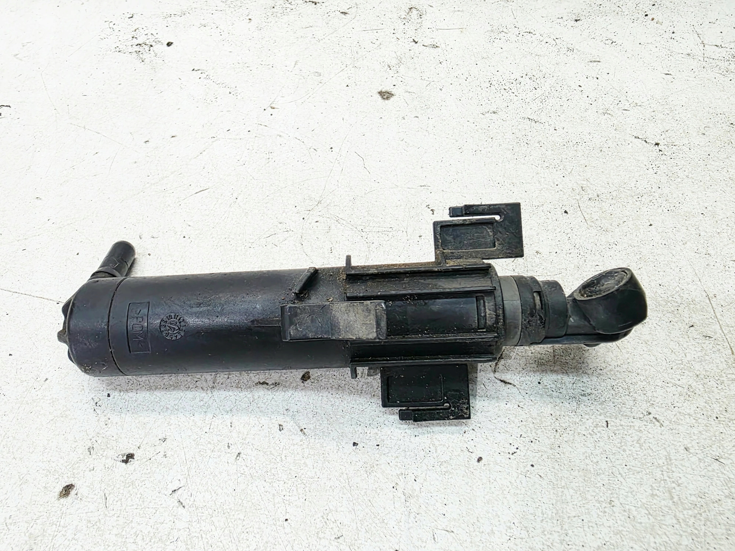 ostřikovač REFLEKTORA levý AUDI A4 B8 LIFT 8K0955101D