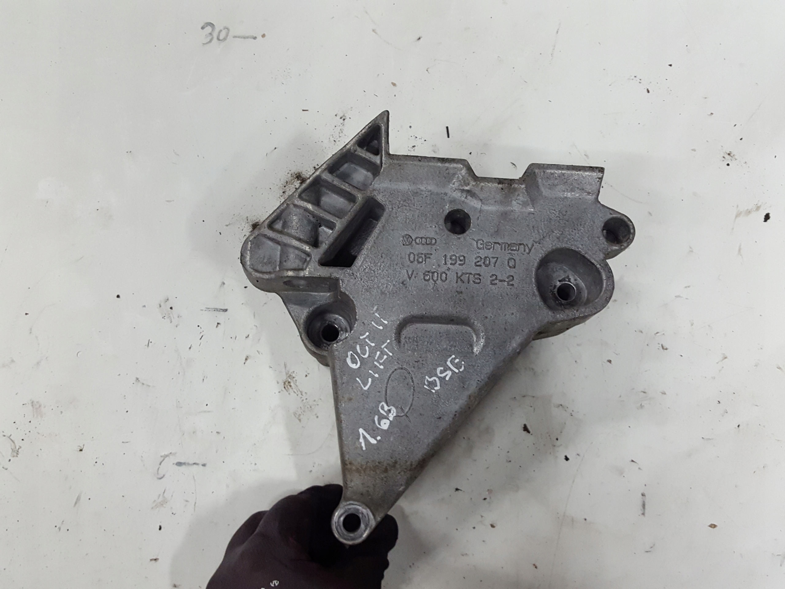 06F199207Q - OCTAVIA II 1.6 8V MPI BSE ЛАПА КРОНШТЕЙН ДВИГАТЕЛЯ