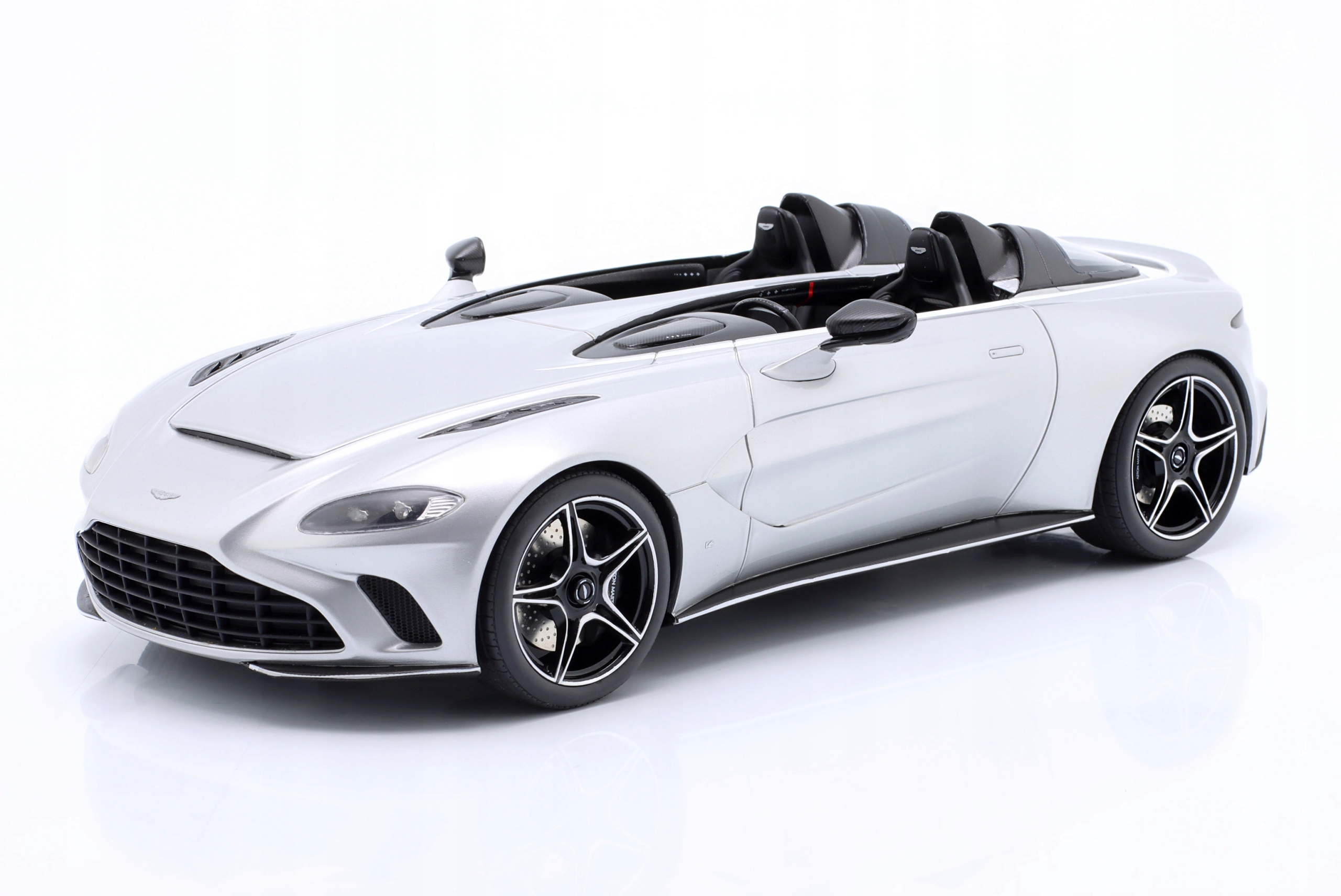 Aston Martin V12 Speedster 2020 Skyfall Silver Gt Spirit 1:18 Model GT430