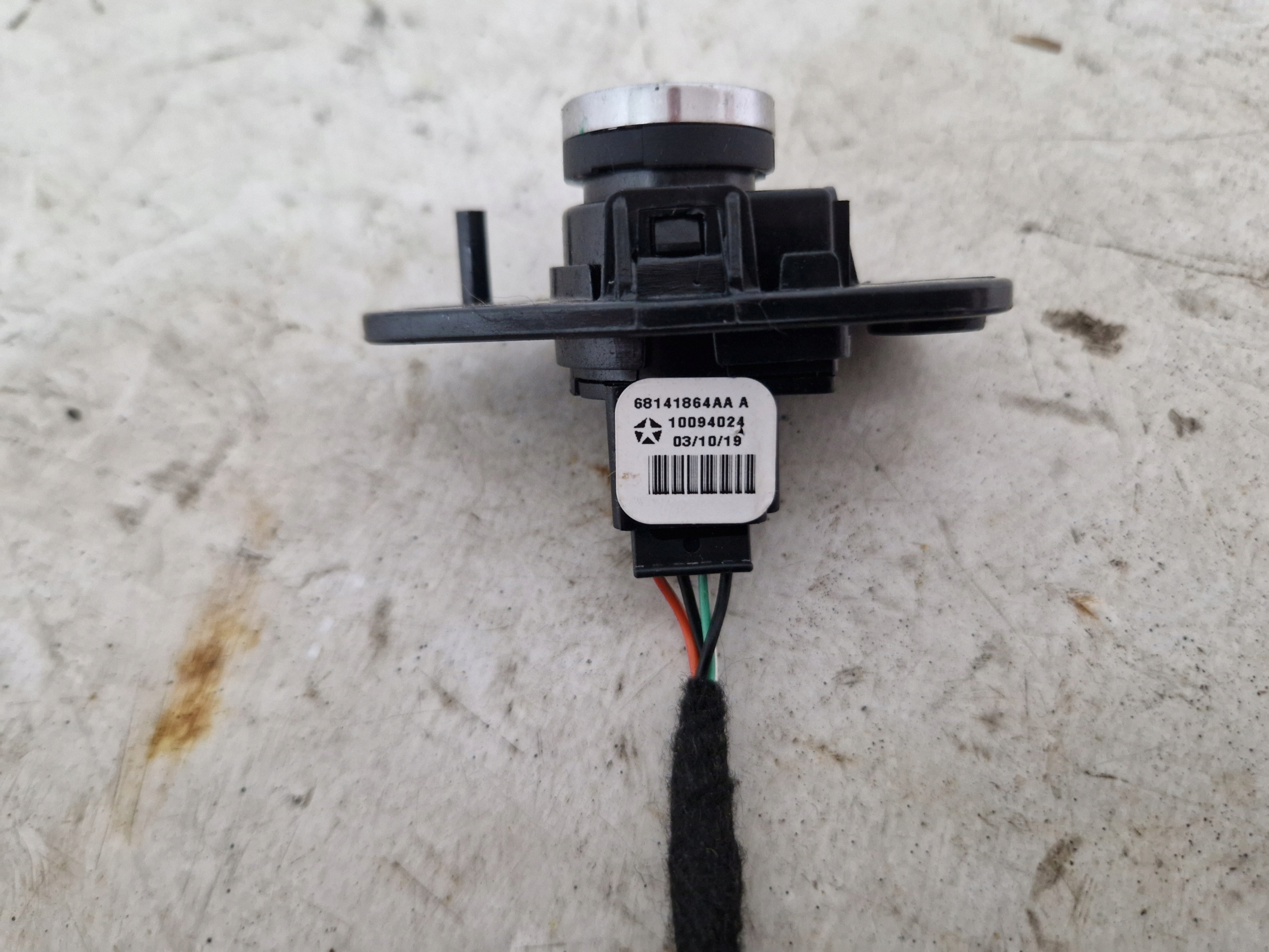 original DODGE CHARGER 2015- bouton pour l'ouverture du capot 68141864AA