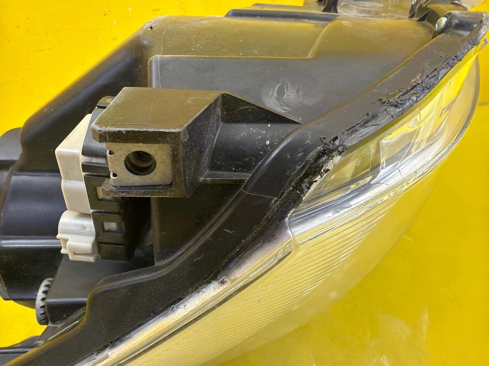 light left front Toyota Avensis T27 2009-2012 Zwykla