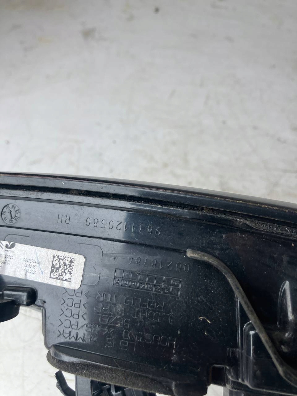 light right rear part to the bonnet CITROEN C4 III 9831120580