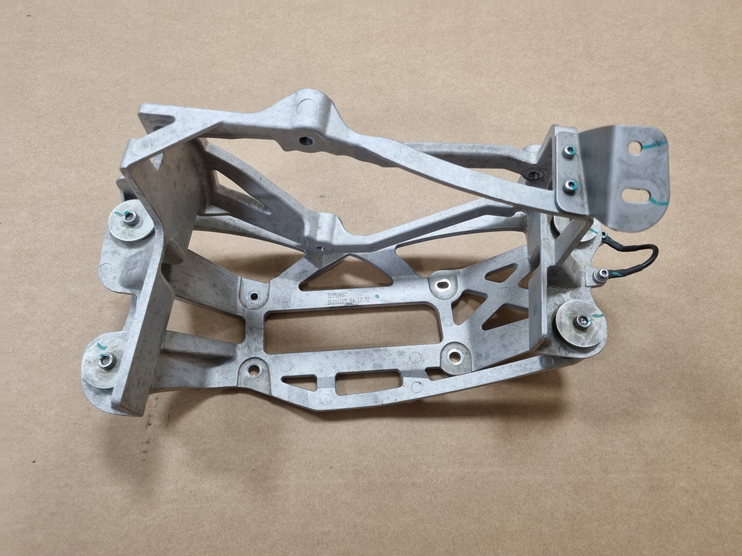 volvo C40 XC40 кронштейн лапа крепление Компрессор кондиционера 32352687