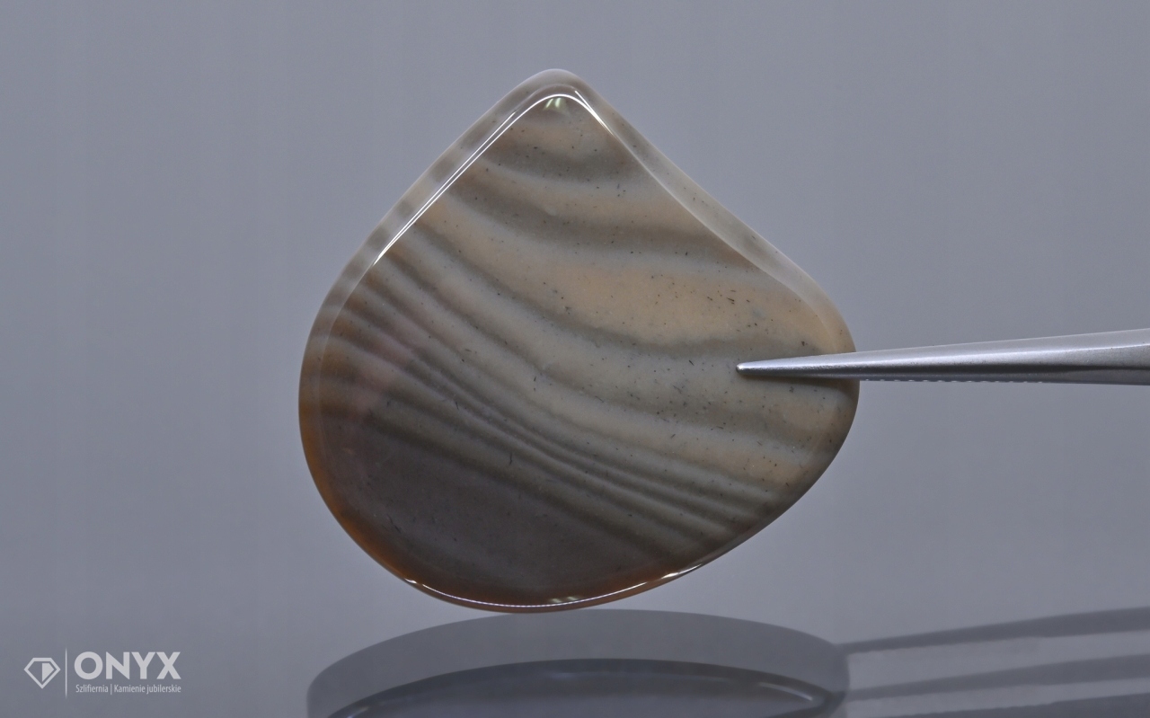 Křemílek pruhovaný kabošon nepravidelný 32,5x31 mm