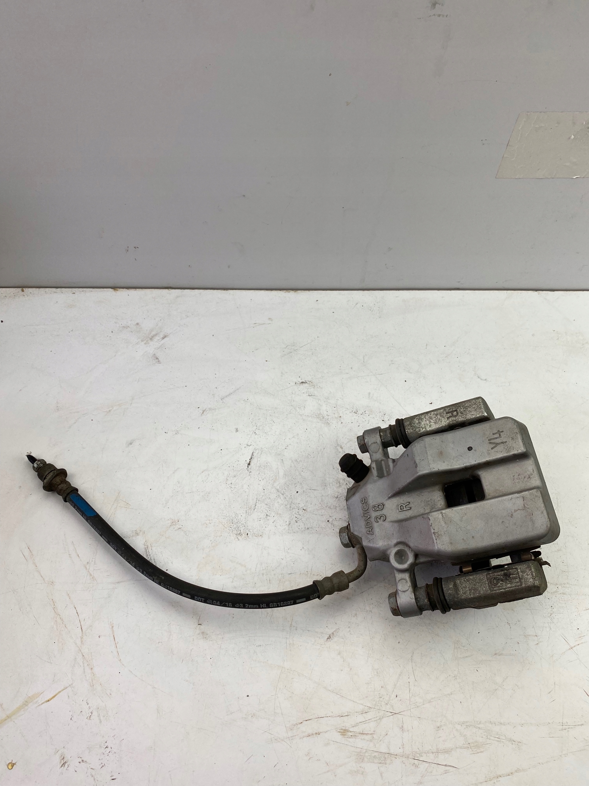 TOYOTA RAV4 ЗАДНІЙ ПРАВИЙ ГАЛЬМІВНИЙ СУПОРТ