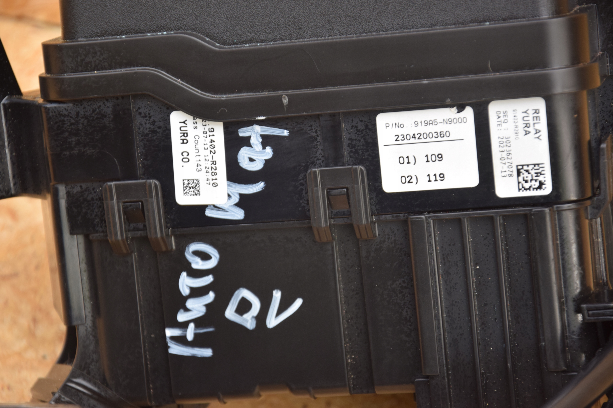 SKRZYNKA OBUDOWA BEZPIECZNIKÓW SPORTAGE V NQ5 NOWA 91402-R2810 919A5-N9000 Producent części Kia OE