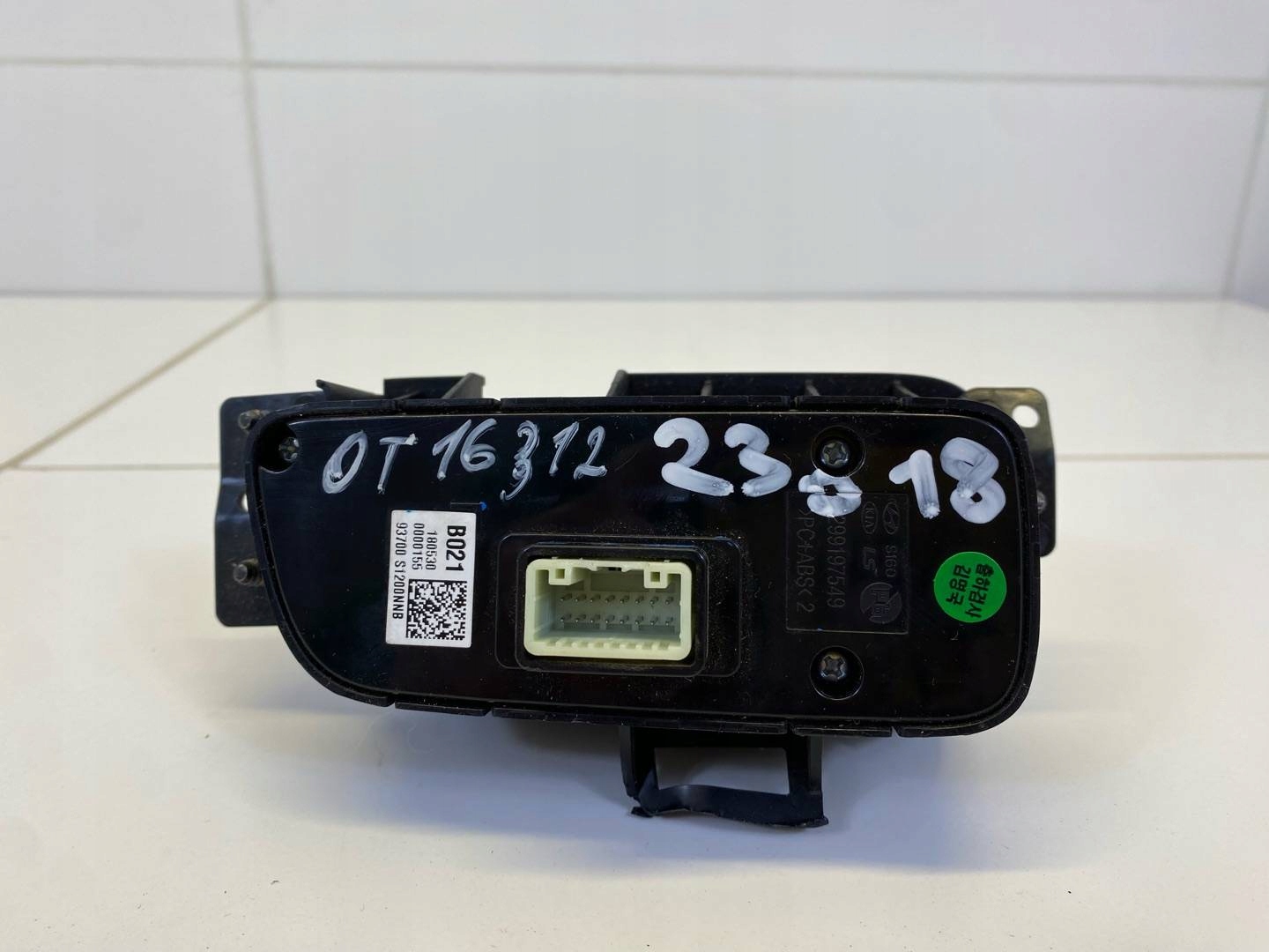 button Hyundai Santa Fe 4 (2018 - 2021) 93700S1200