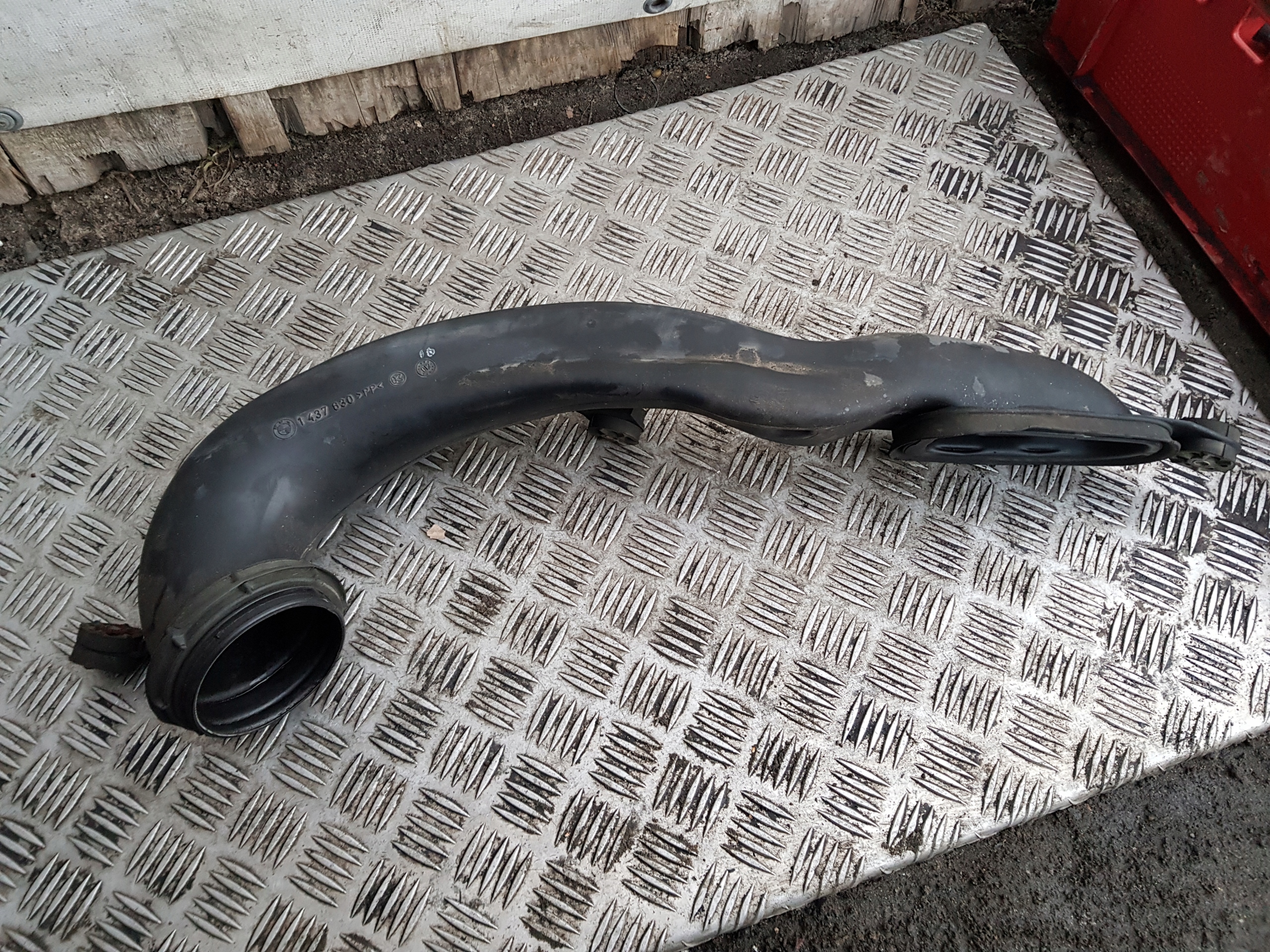 BMW E39 525I air hose 1437630