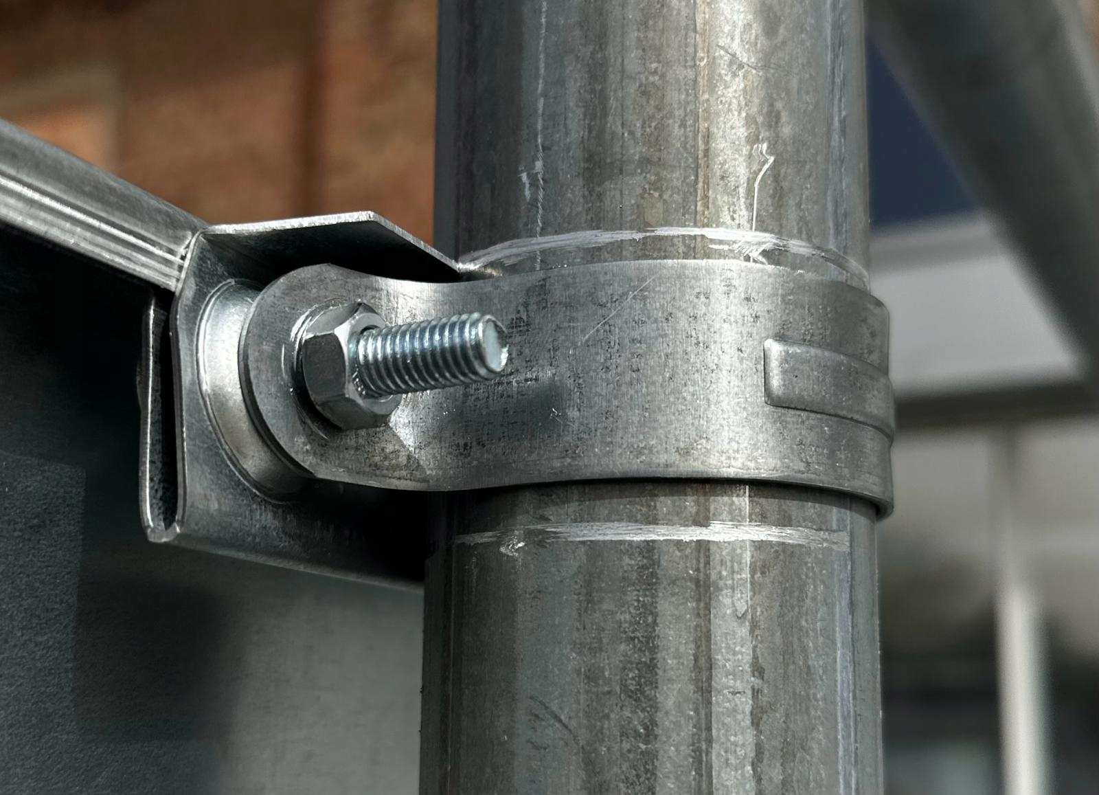 Uchwyt do znaku drogowego 2'' zaciskowa do krawędz Marka inna