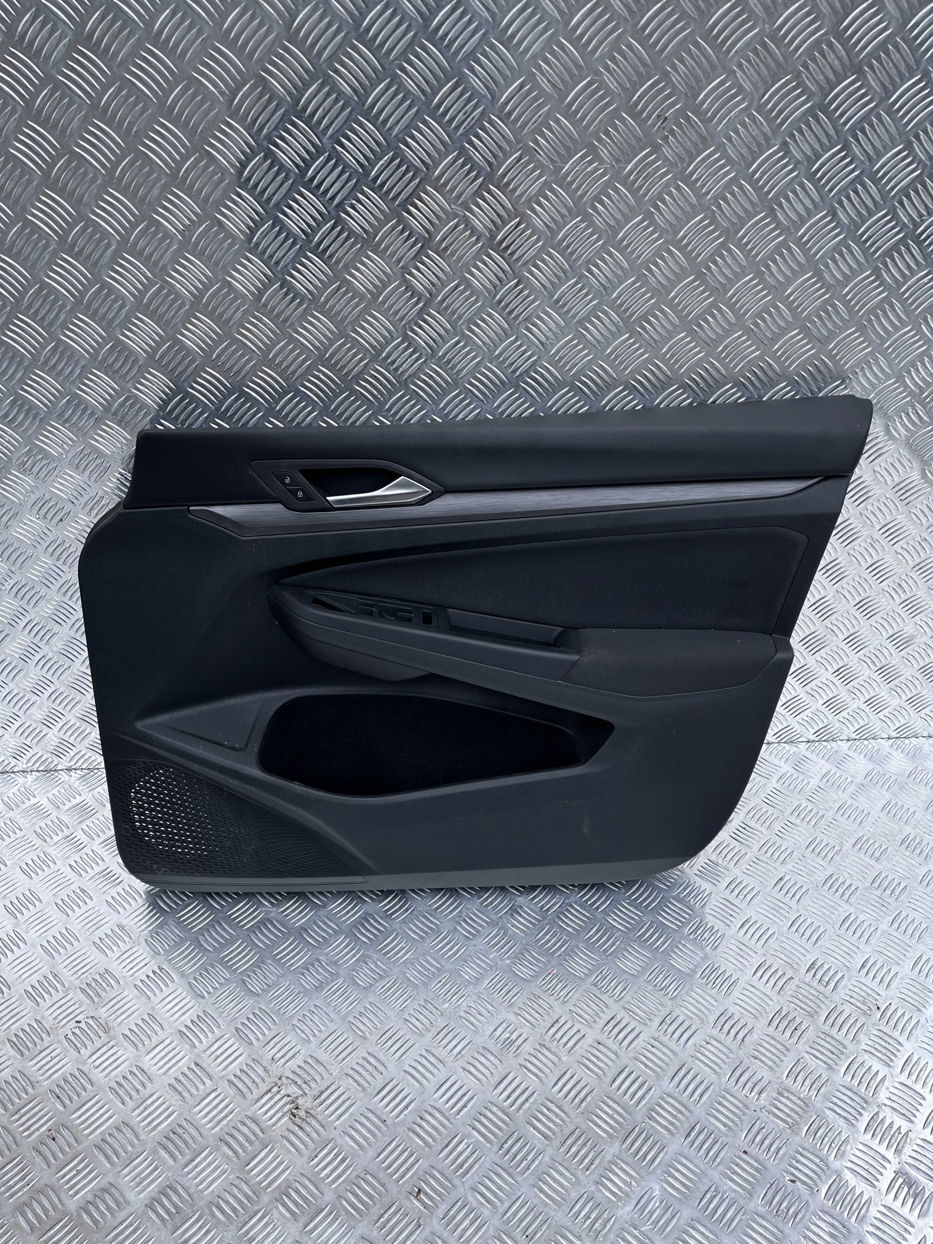 BOCZEK DRZWI PRZÓD PRAWY VW GOLF VIII 19-