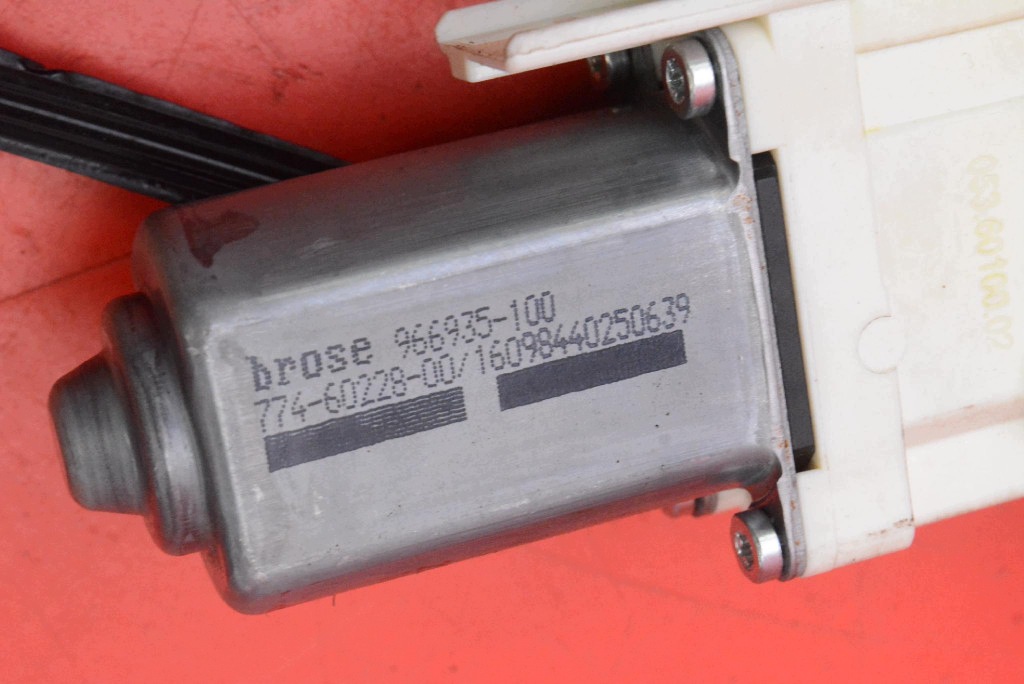 window regulator left front EU 8K0959801 AUDI A4 B8 KOMBI 07-11
