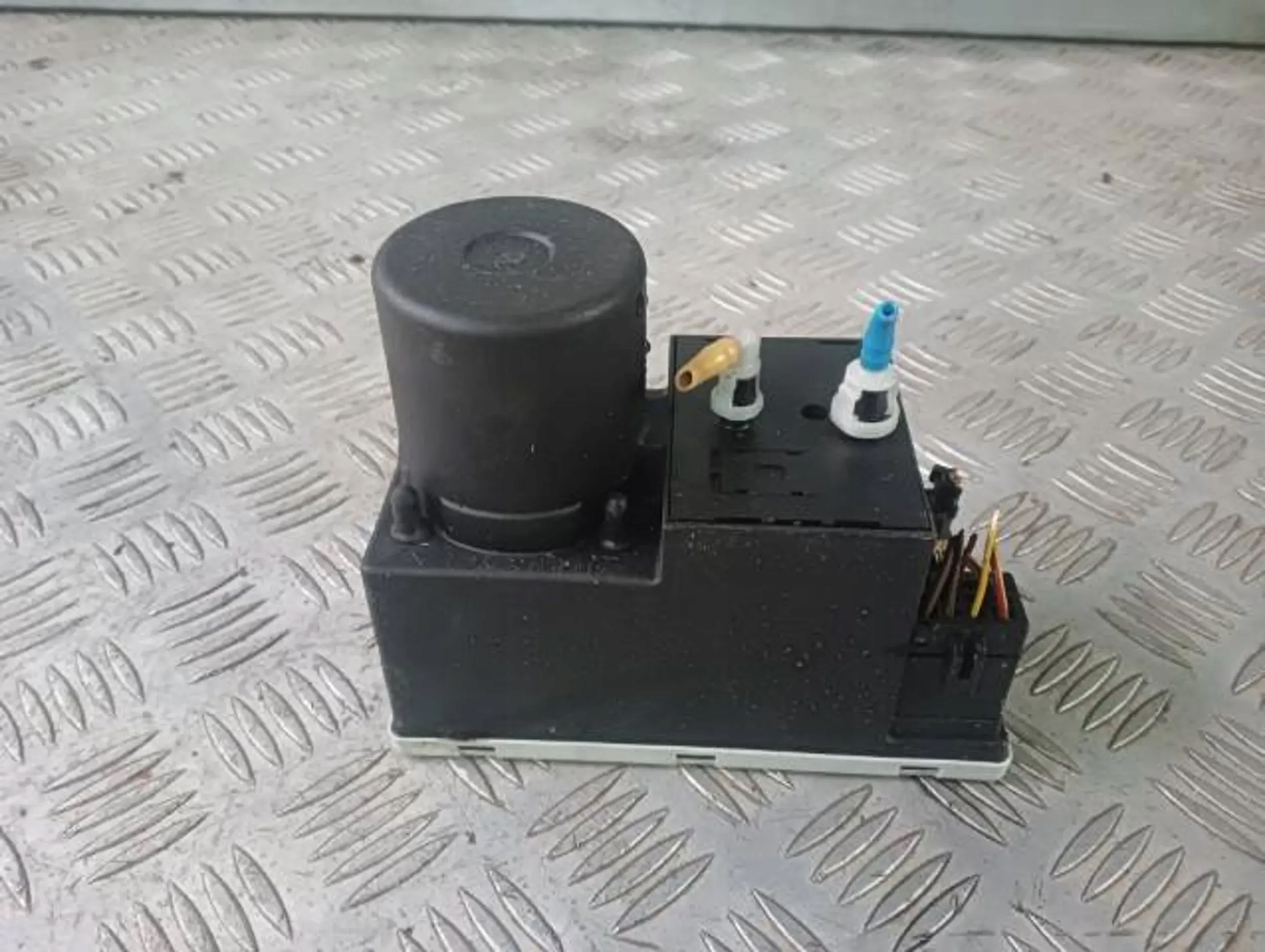 POMPKA CENTRALNEGO ZAMKA 8D0862257C AUDI A3 8L FL A4 B5 1.6 8V