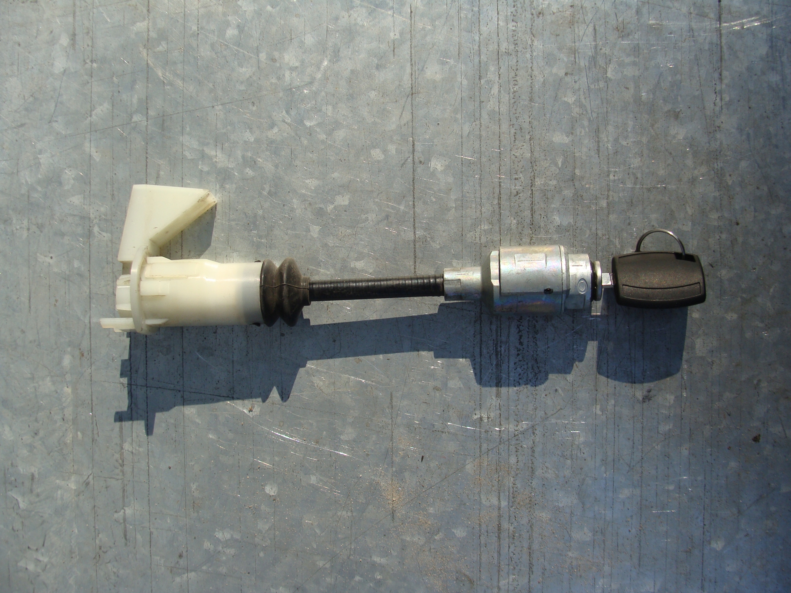 ZAMEK WKŁADKA KLUCZYK MASKI PRZÓD FORD C-MAX I MK1