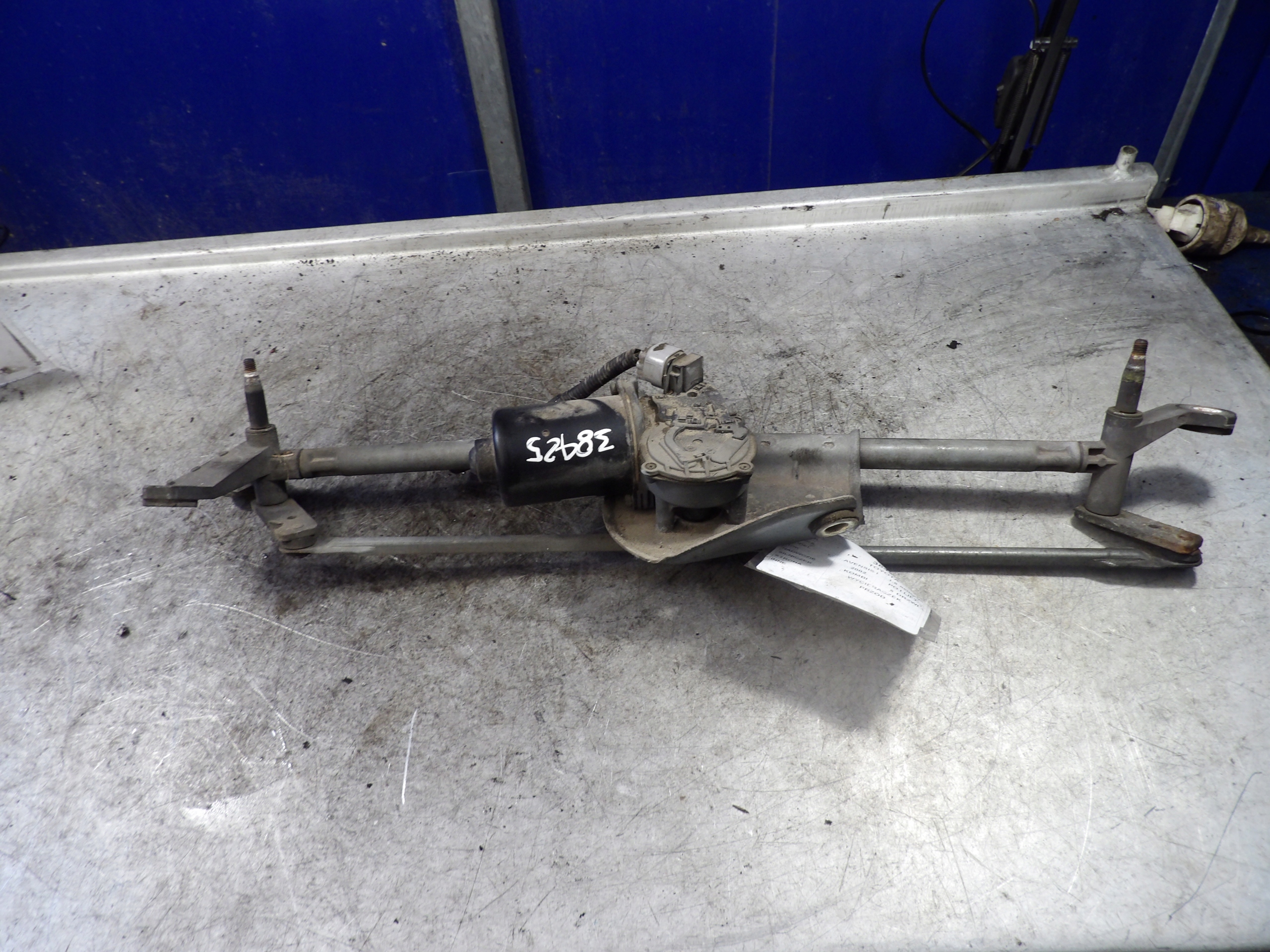 Toyota Avensis and wiper mechanism front