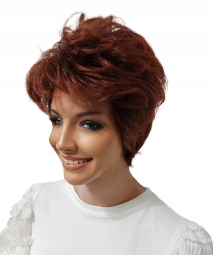 Krátká paruka s ofinou, vlnité vlasy v barvě sangrie – jako naural