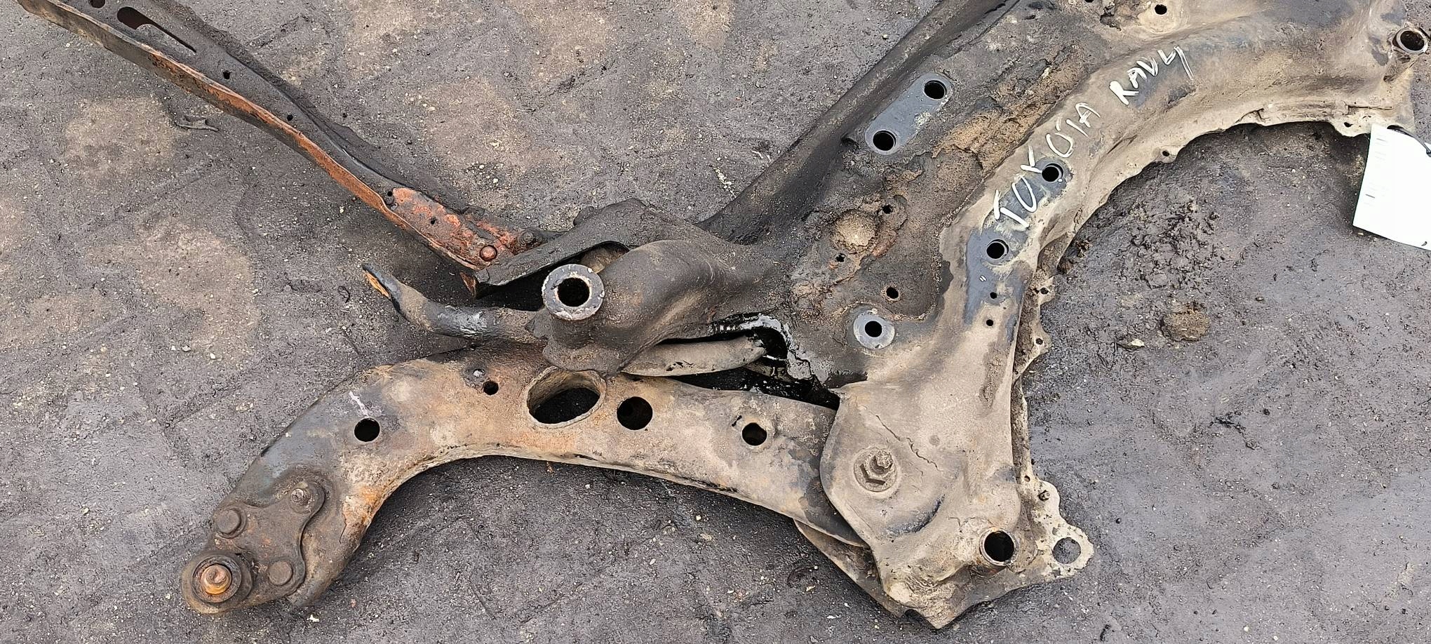 SANKI PRZEDNIE TOYOTA RAV-4 III Producent części Inny