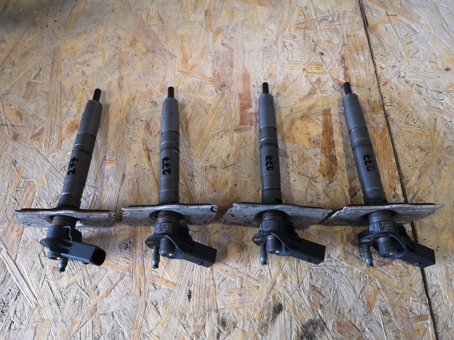 AUDI A4 B8 A5 8T A6 2.0 TDI nozzle injector 03L130277