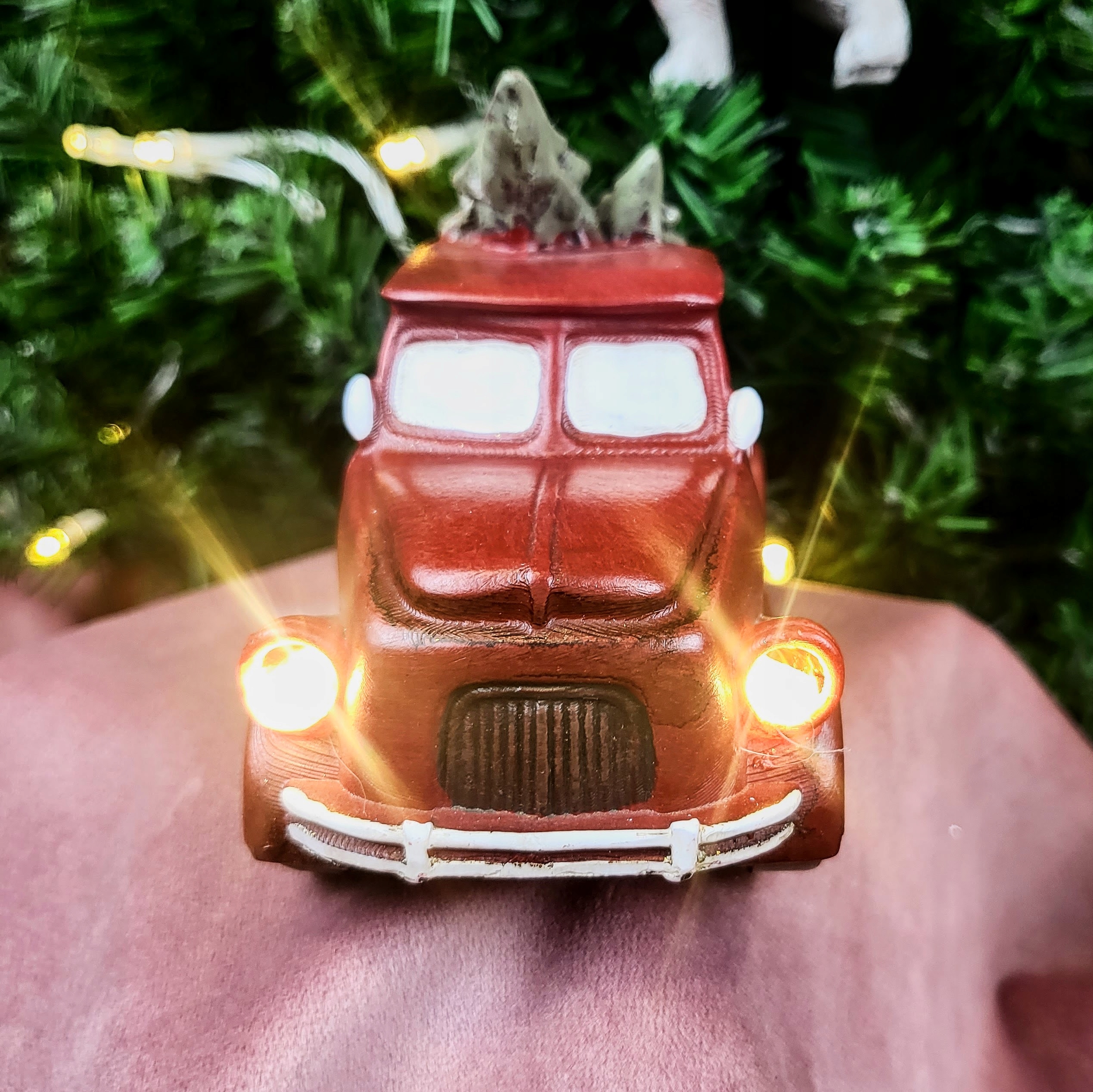 FIGURKA SAMOCHÓD Z CHOINKĄ DEKORACYJNY LED Marka Art-Pol