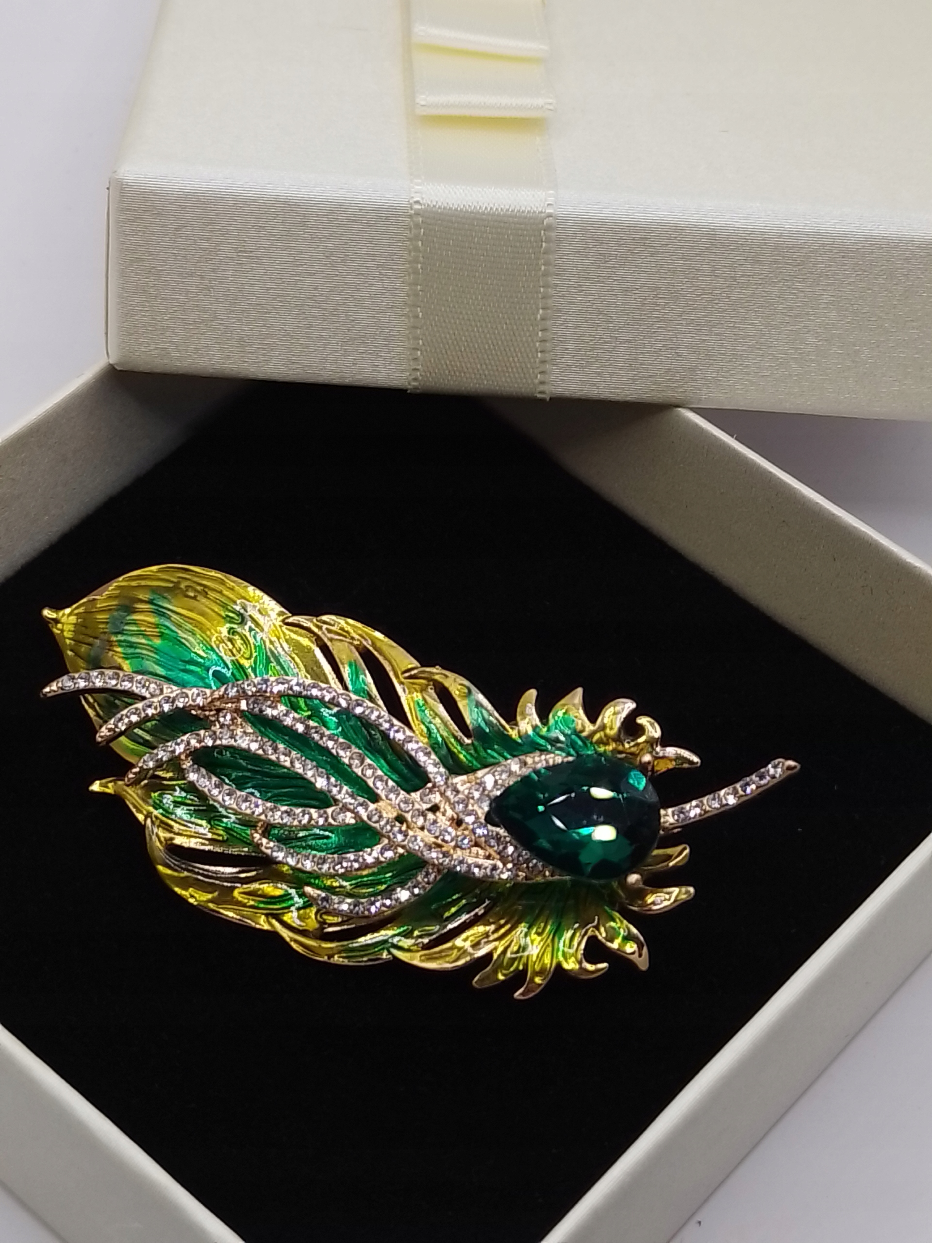 -% BROSZKA ZŁOTA PAWIE PIÓRO ZIELONE KRYSZTAŁ+ PUDEŁKO NA PREZENT