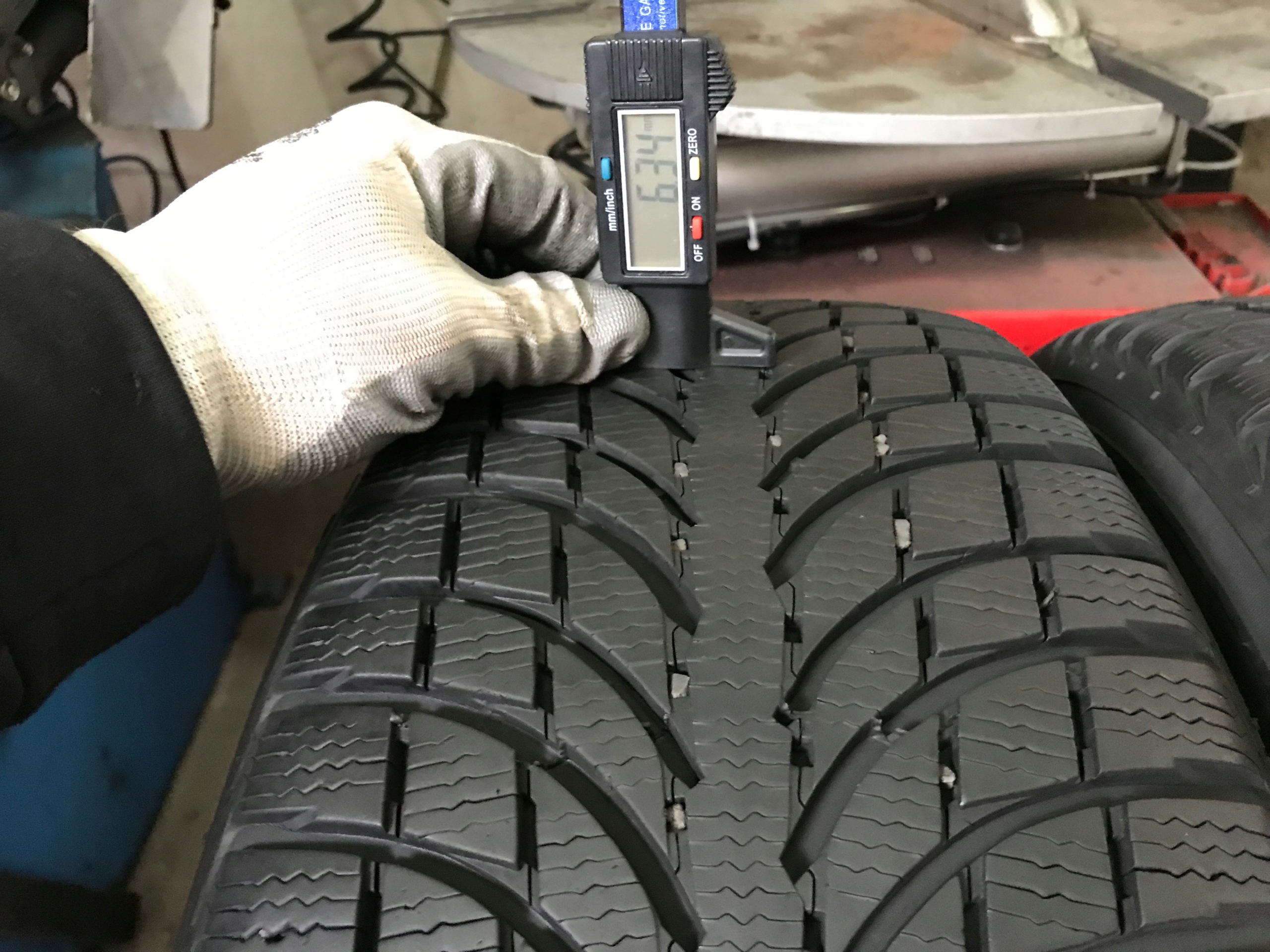 2 tyres winter 235/60R18 Michelin Latitude Alpin LA2 6,5mm