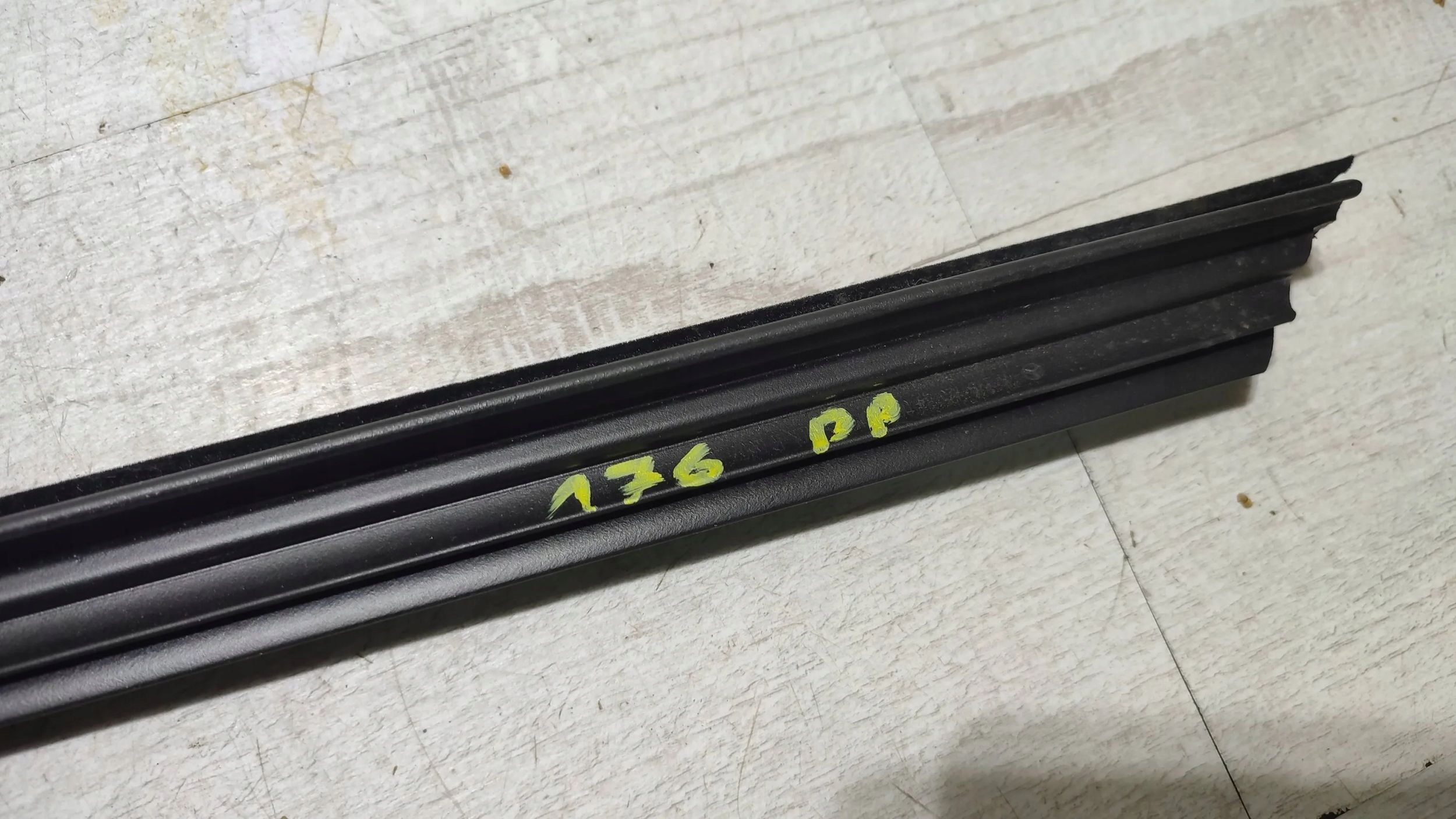 Mercedes-Benz A W176 2017 front side right moulding dust wewntrzna