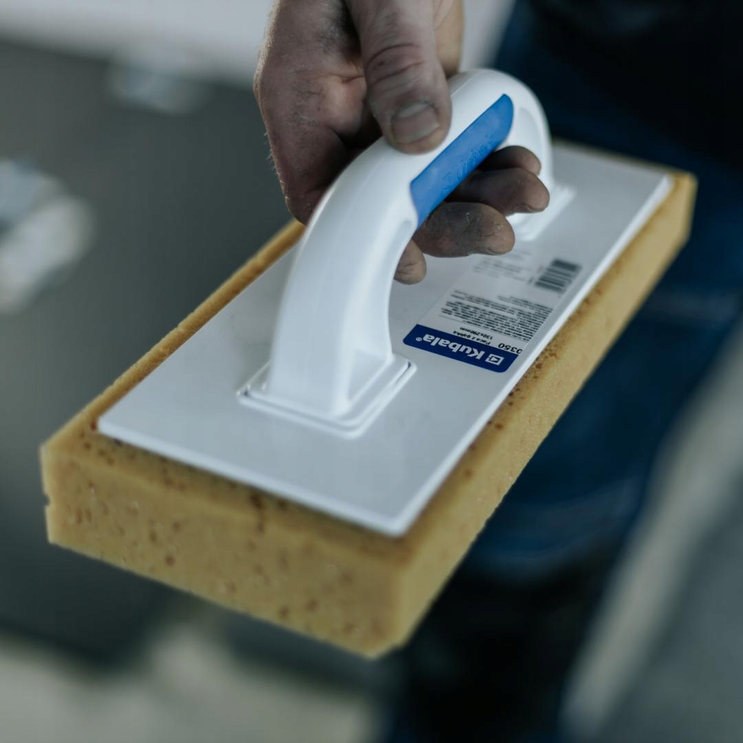 PACA Z GĄBKĄ ZE ŚCIĘTYM BOKIEM 130X290 KUBALA 0350 Kod producenta PACA Z GĄBKĄ DO MYCIA PŁYTEK ŚCIĘTA