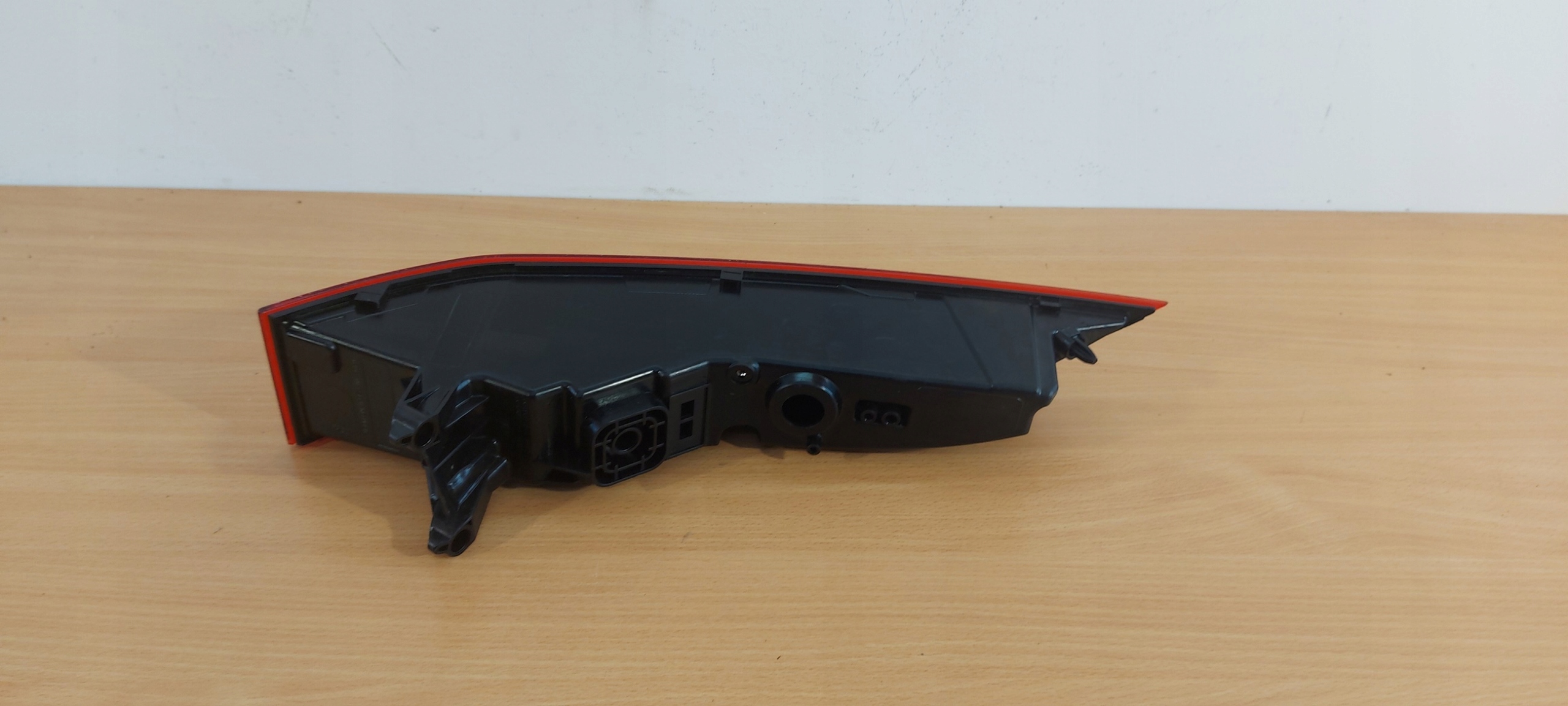 JAGUAR F-PACE right light rear part NAROZNA PUSZKA 048