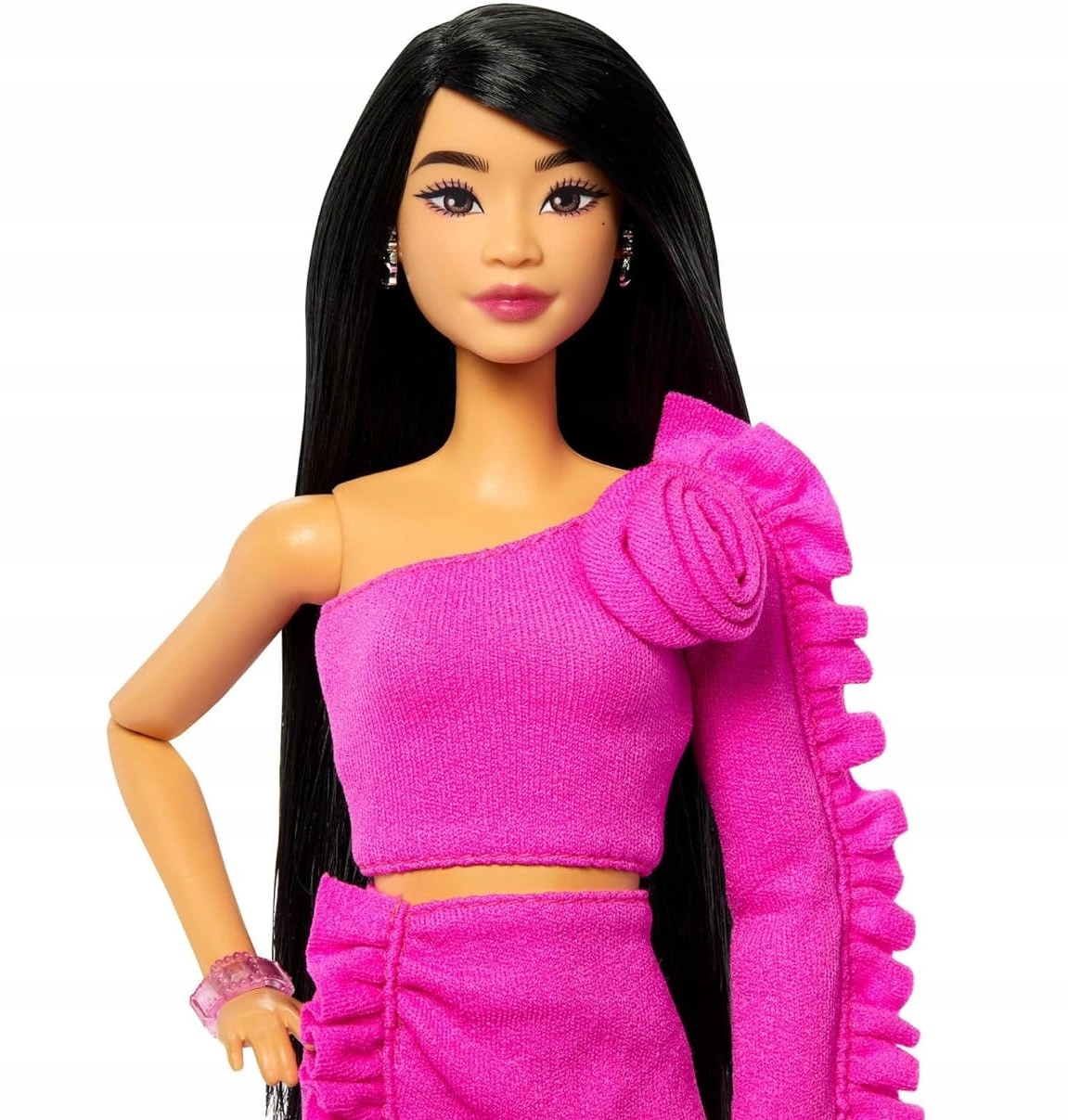 BARBIE DELUXE STYLE 2 BABA Barbiecore stílusú ruhában, lábprotézissel Gyermek életkora 4+ év