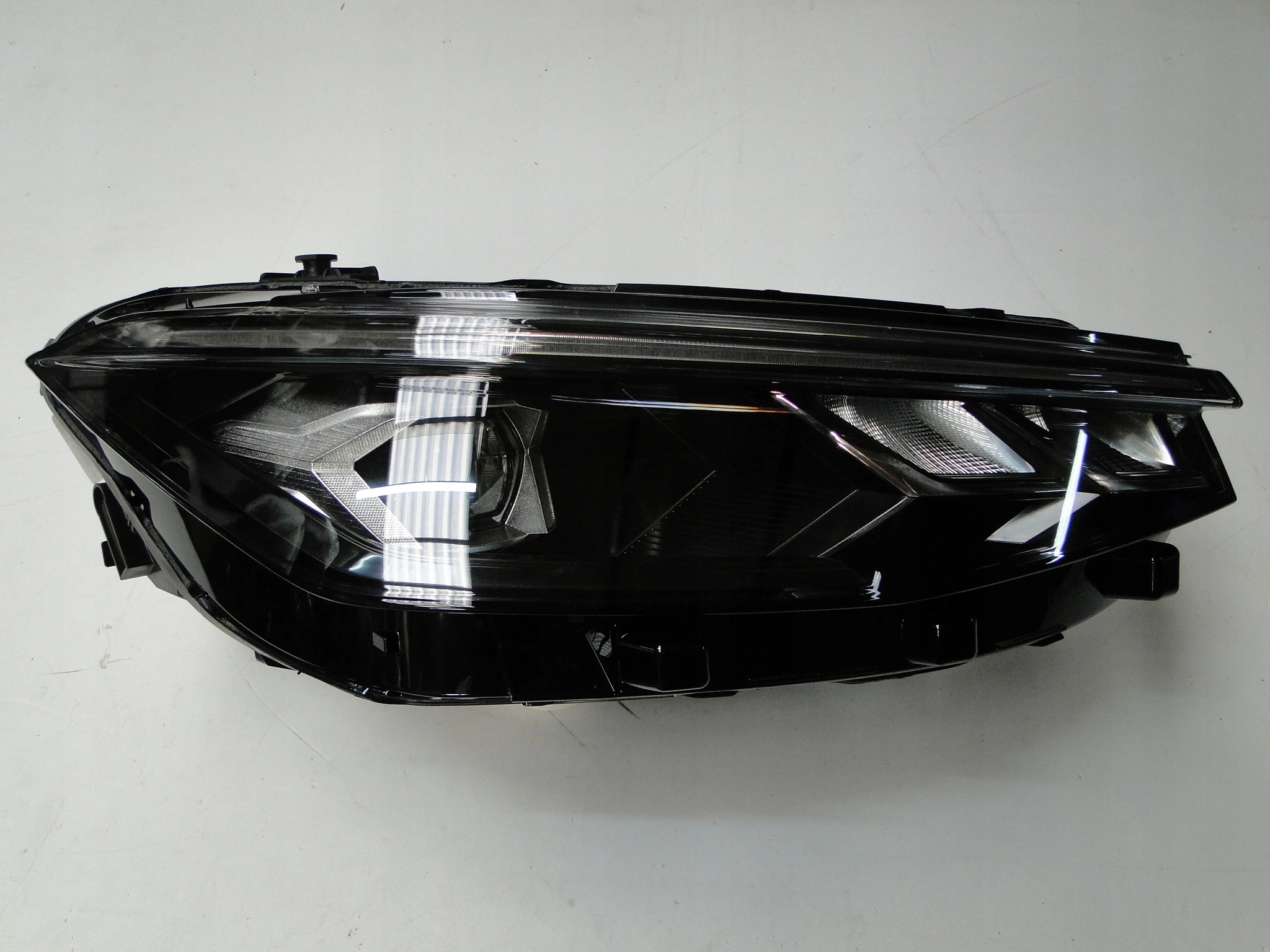 LAMPA REFLEKTOR VW PASSAT 3J1 FULL LED 3J1941006 Strona zabudowy prawa