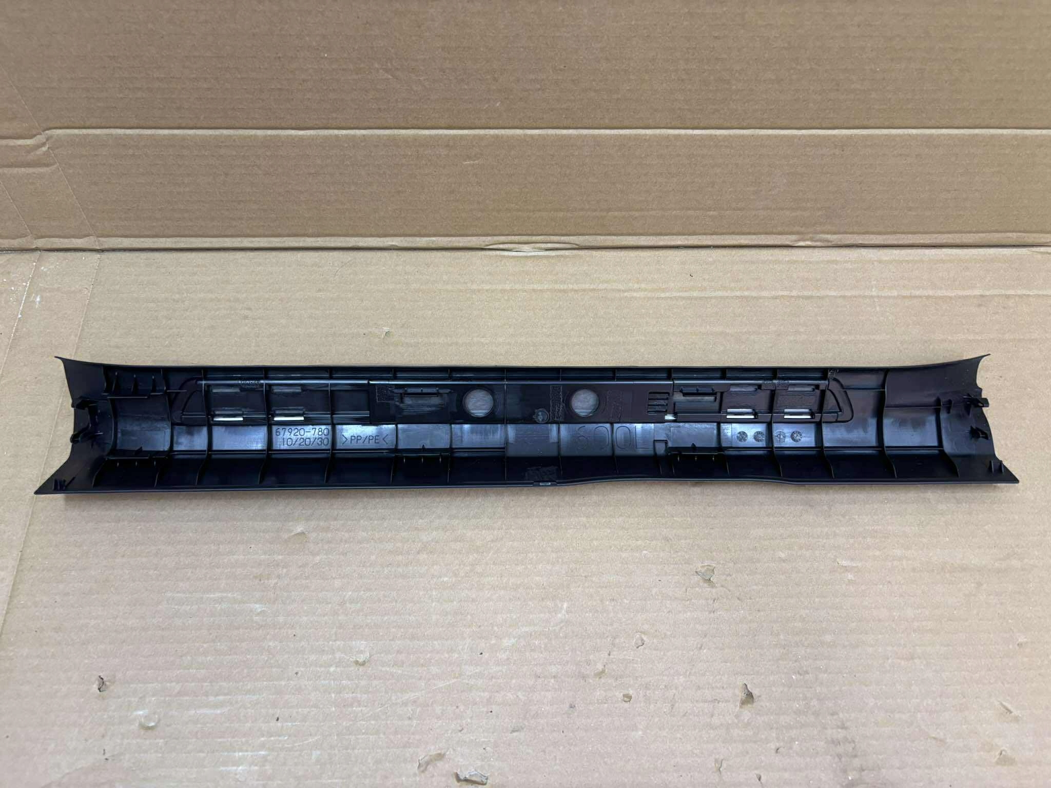 moulding threshold left front LEXUS NX 300h 67920-780
