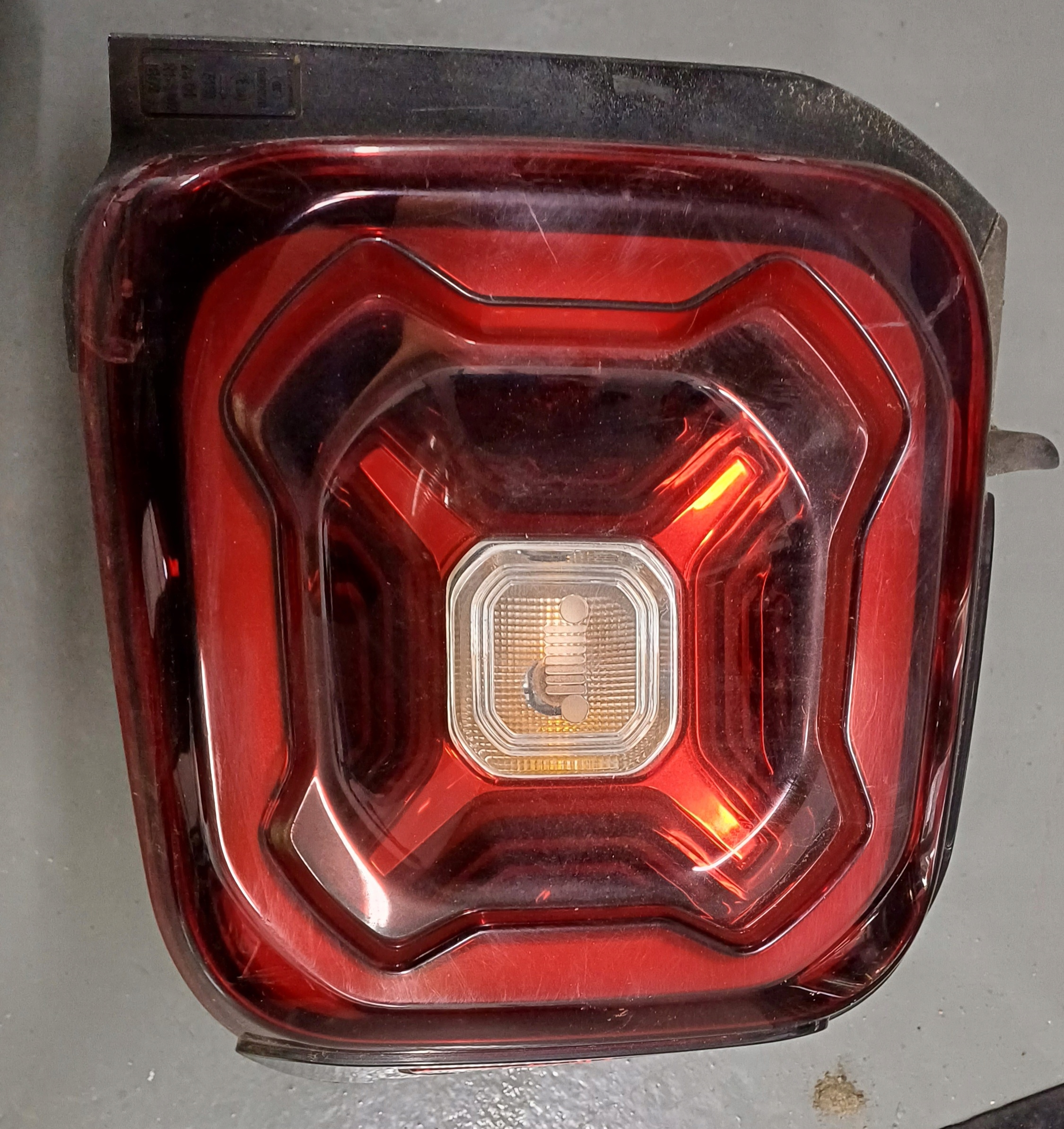 фонарь правый led RENEGADE РЕСТАЙЛИНГ 2020r