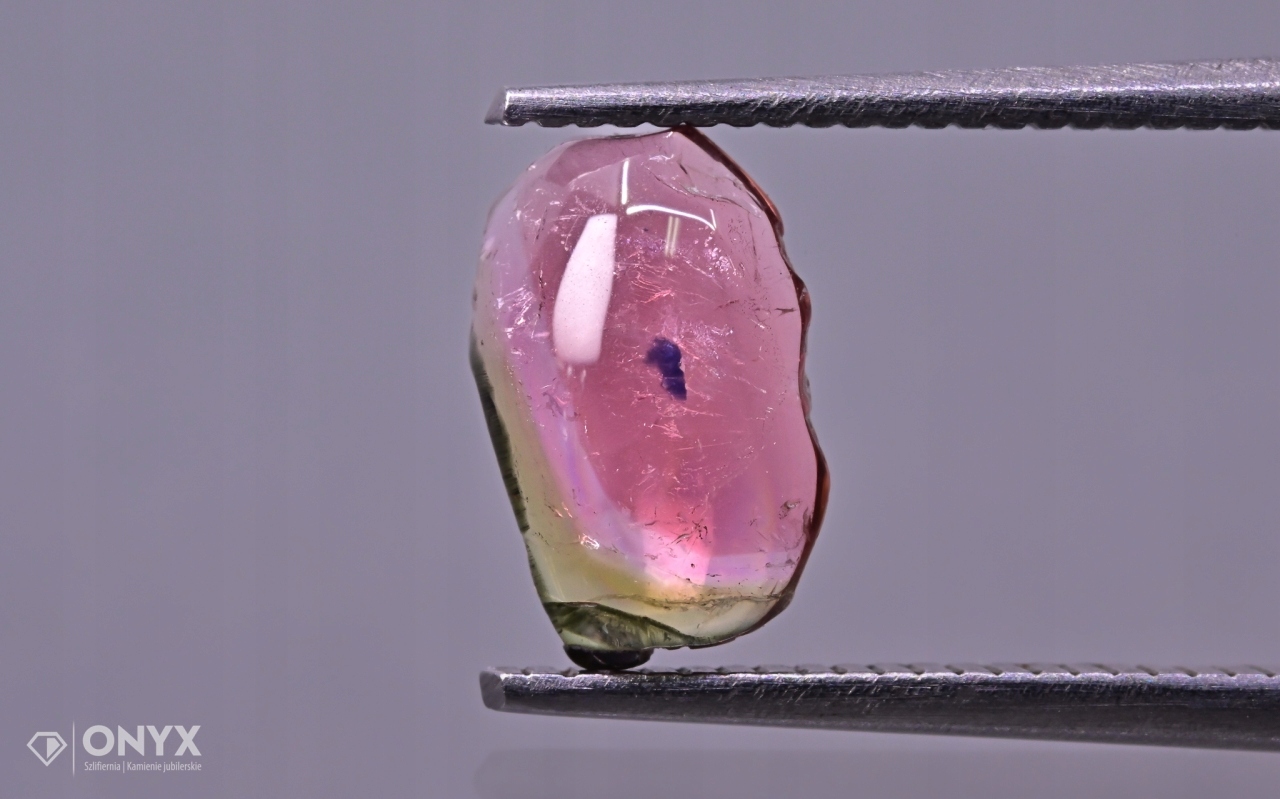 Turmalín konvexní nepravidelná destička 8x5 mm