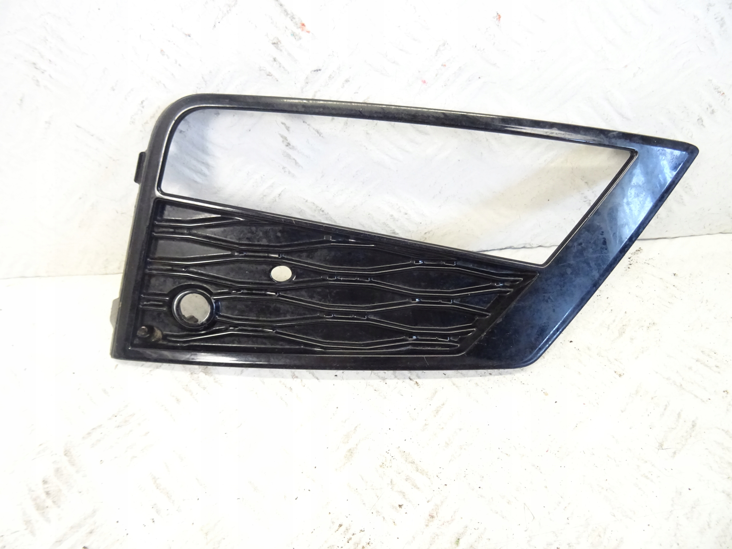grid of a bumper front front right SEAT ATECA 575853666G